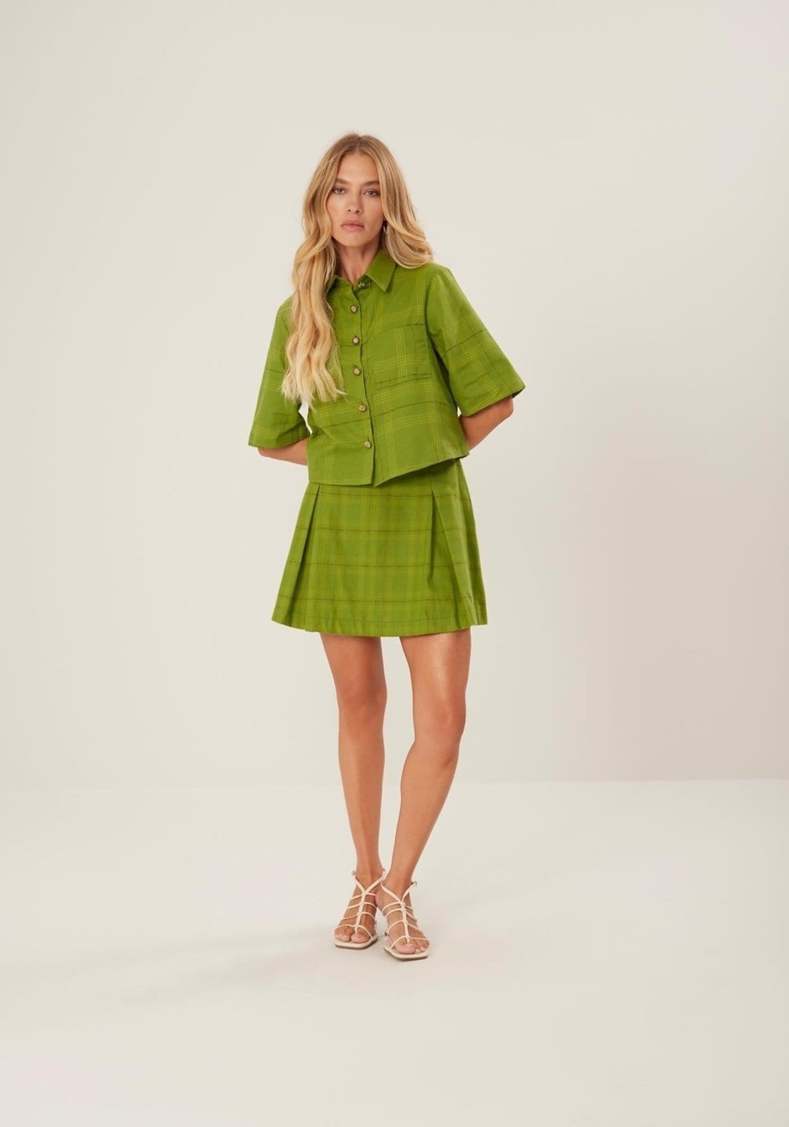 Saia Curta Xadrez Com Cintura Alta E Pregas Frontais