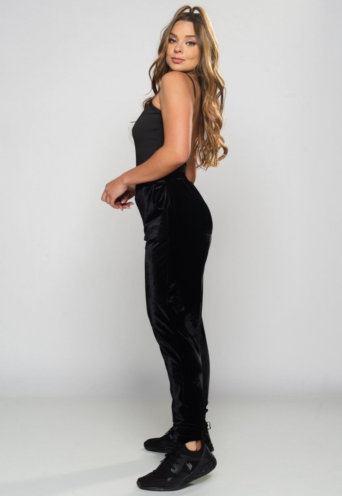 Vista 2 Calça Ribana Jogger MVB Modas Veludo Feminina Cintura Alta Preta Mvb Modas preto