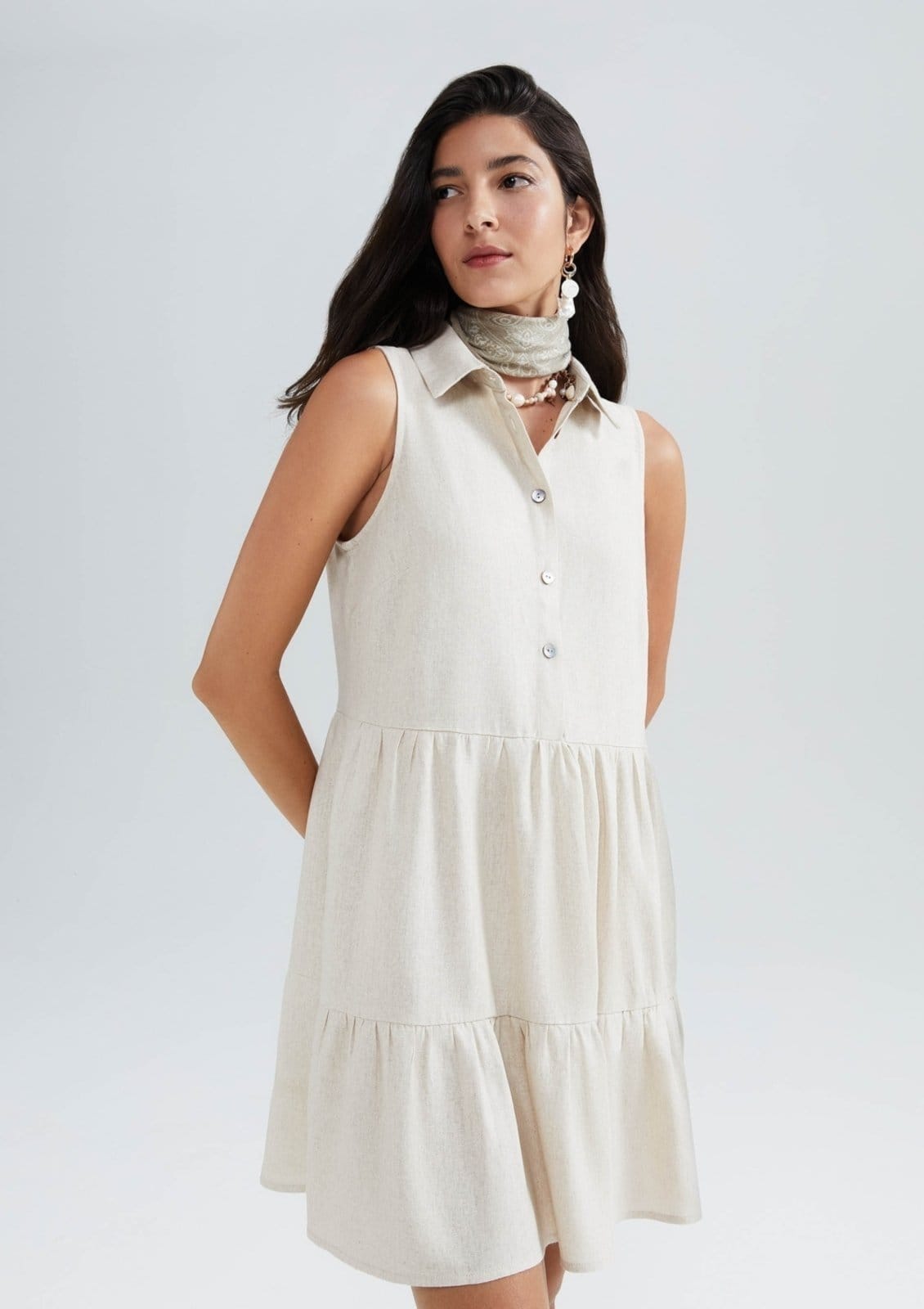 Vista 2 Vestido Curto Evasê Com Botões E Recortes Hering preto