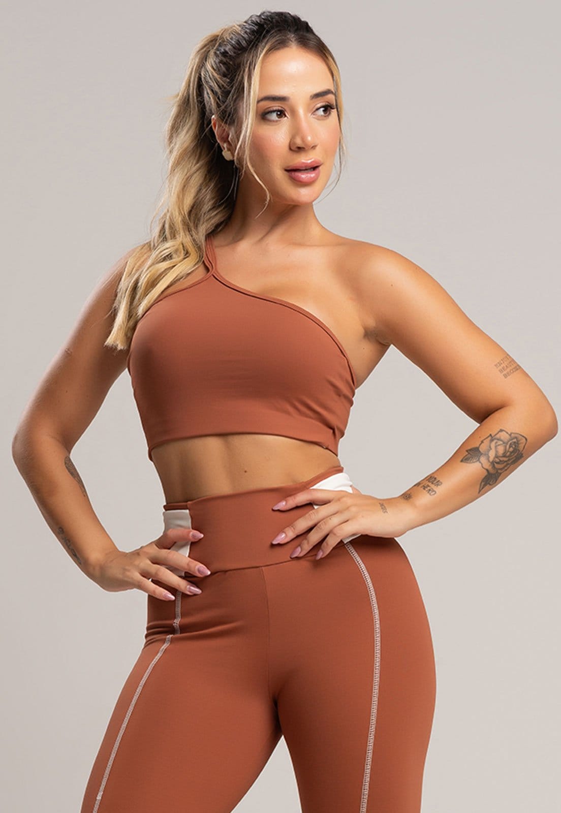 Vista 2 Top Cropped MVB Modas Fitness Duplo Alcinha Poliamida Mousse Mvb Modas marrom