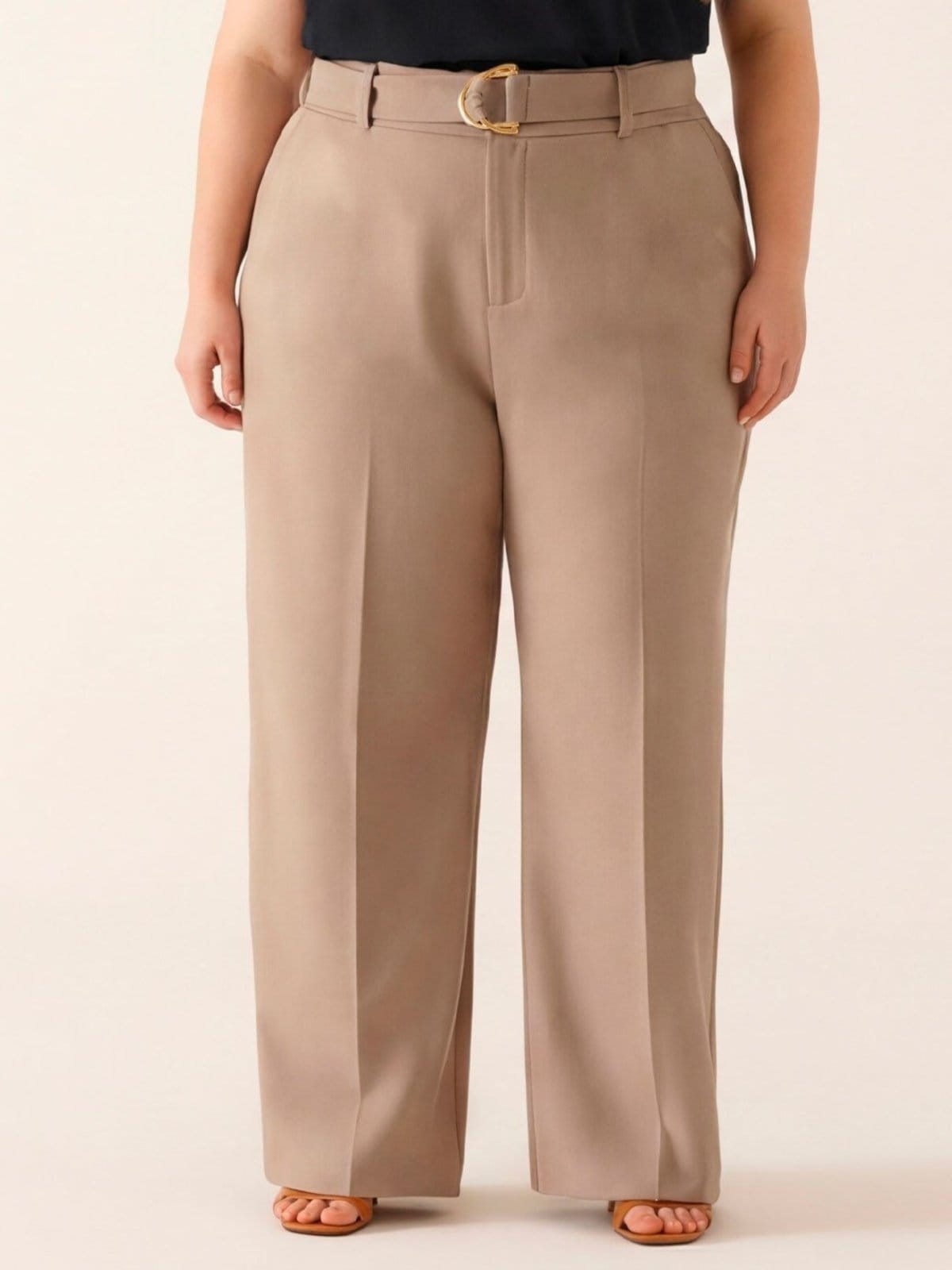 Vista 2 Calça Wide Leg de Alfaiataria Plus Size Mocha Mousse Lorde Principessa nude