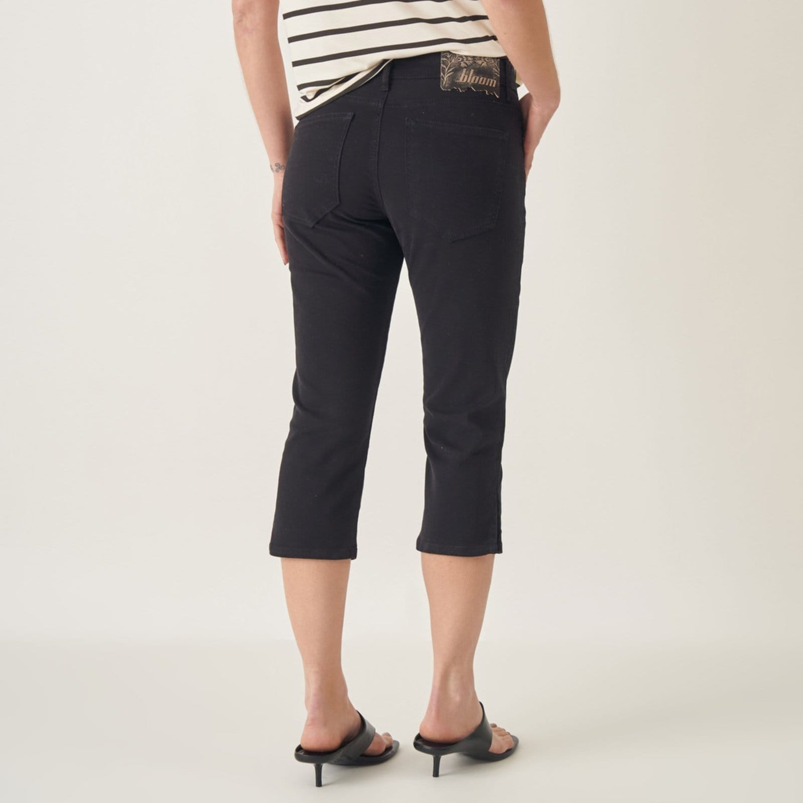 Vista 2 Calça Capri Color Cintura Alta com Fendas Bloom preto