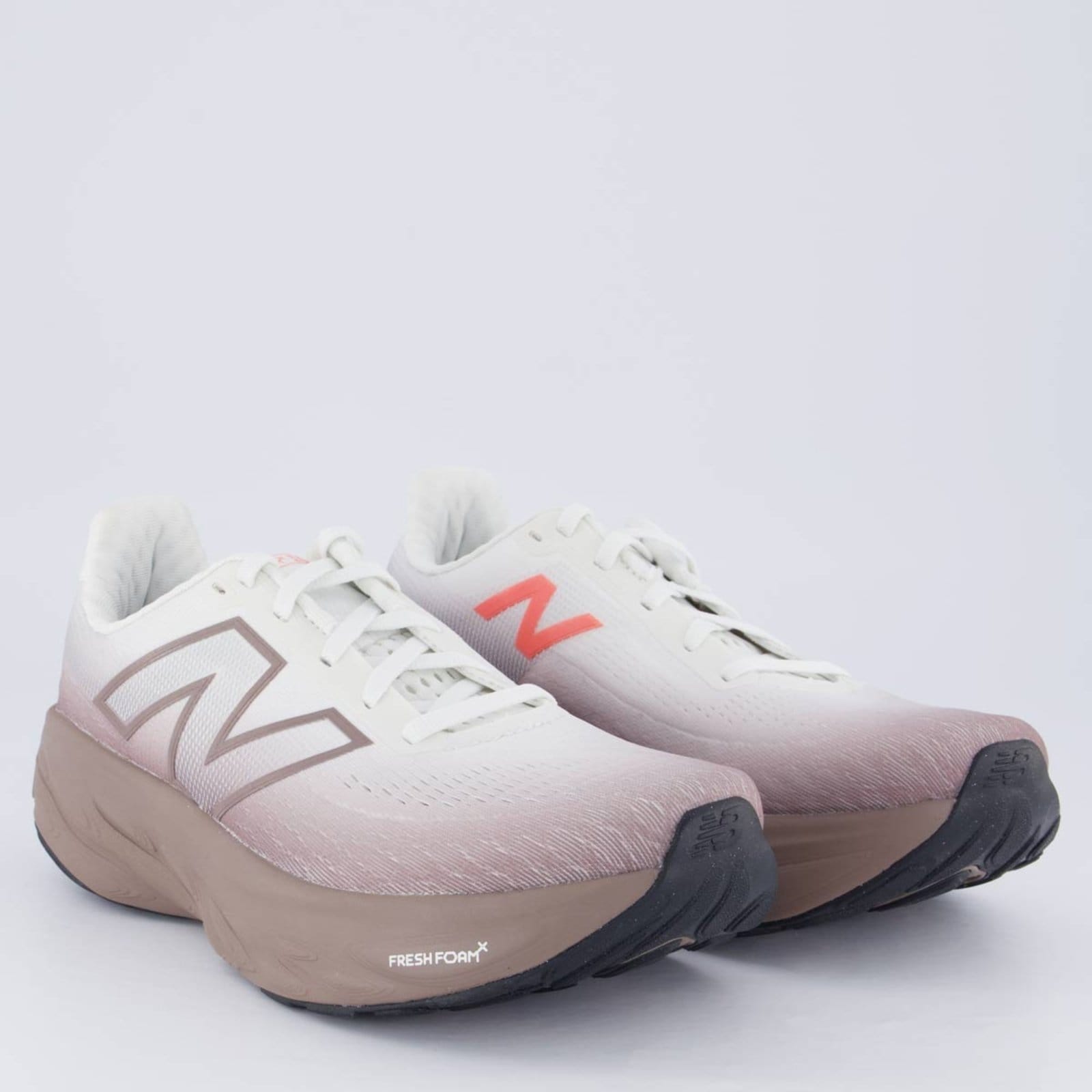 Vista 2 Tênis New Balance Fresh Foam X 1080 V14 Feminino e Marrom New Balance branco