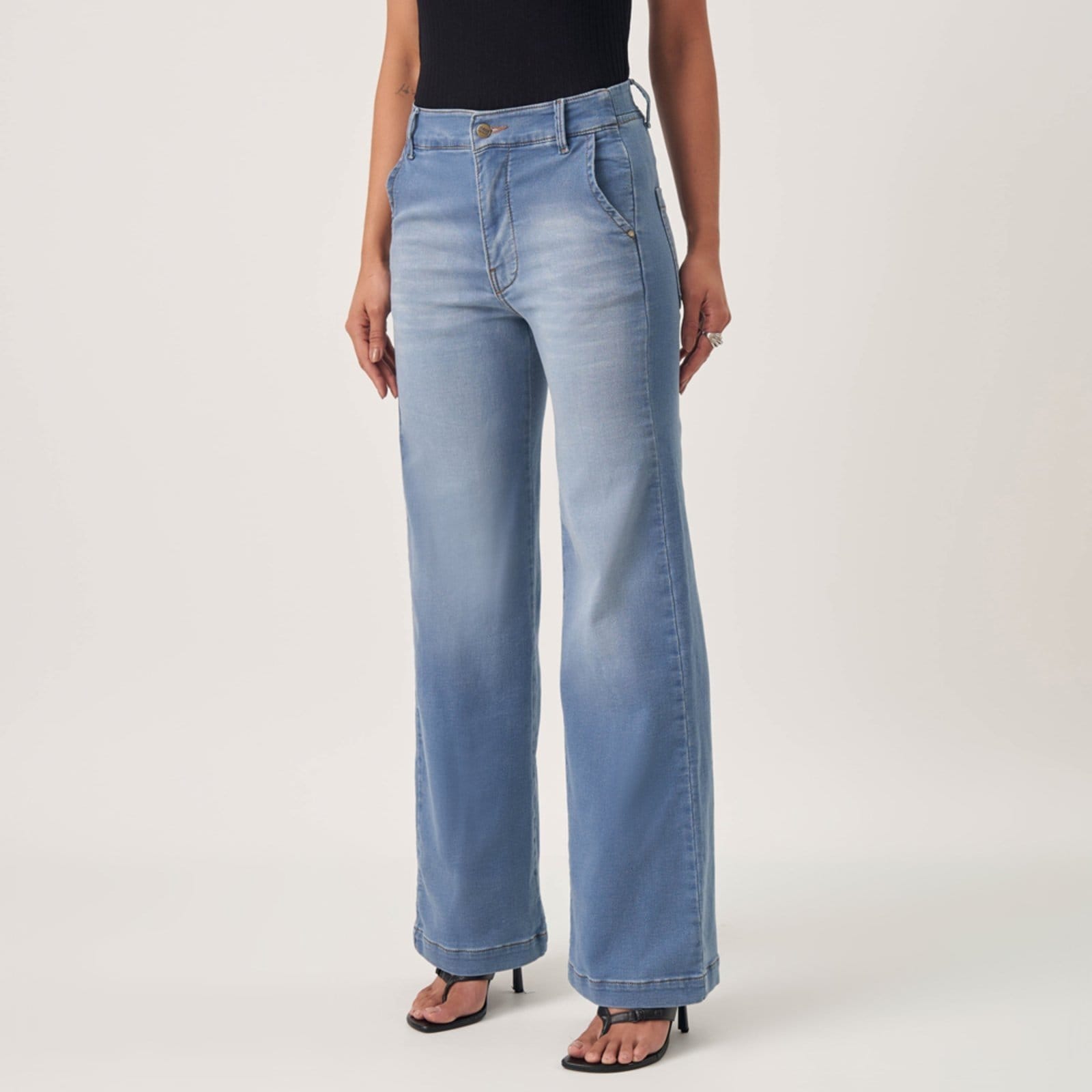 Calça Jeans Confort Wide Leg Cintura Alta Elástico Cós Claro