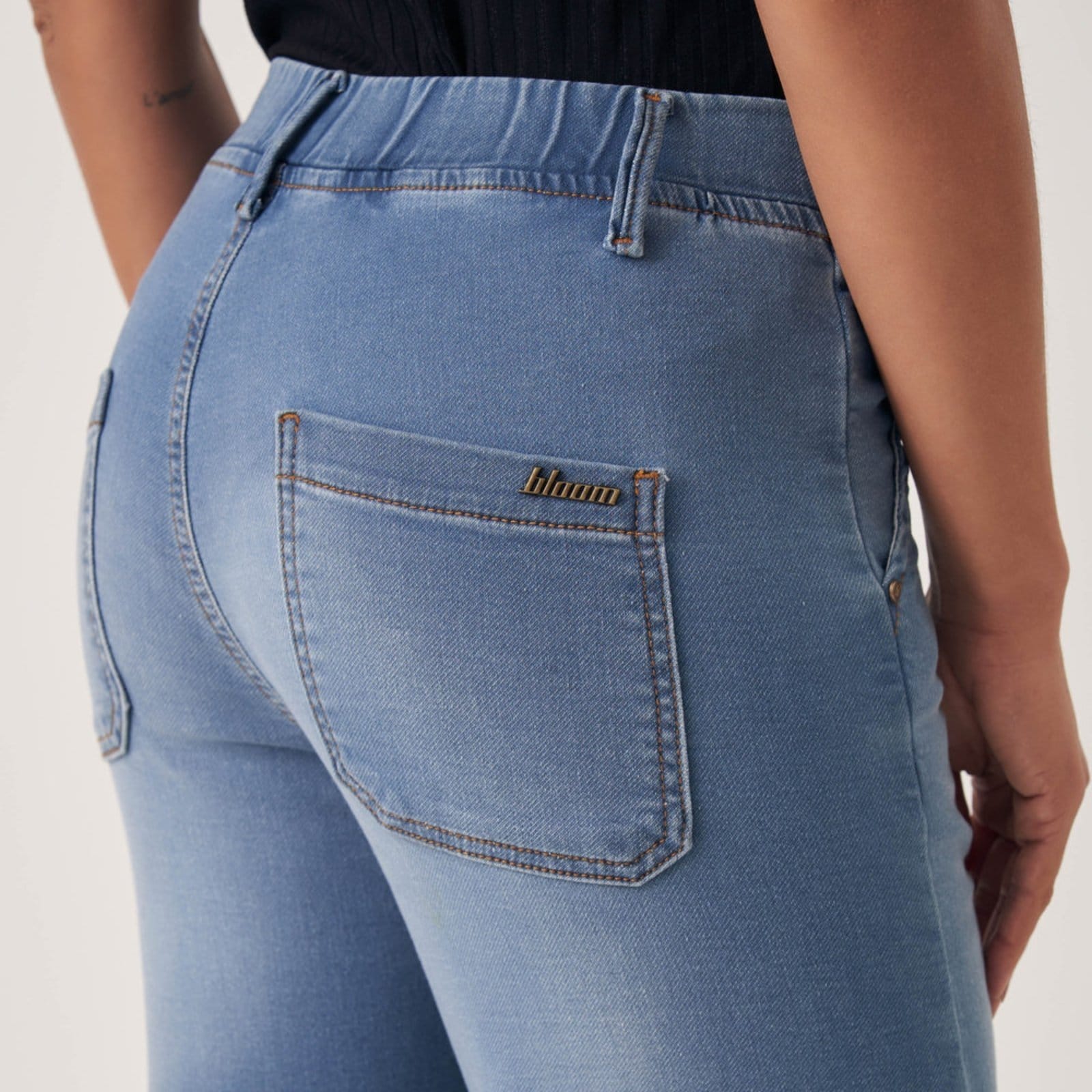 Vista 2 Calça Jeans Confort Wide Leg Cintura Alta Elástico Cós Claro Bloom azul