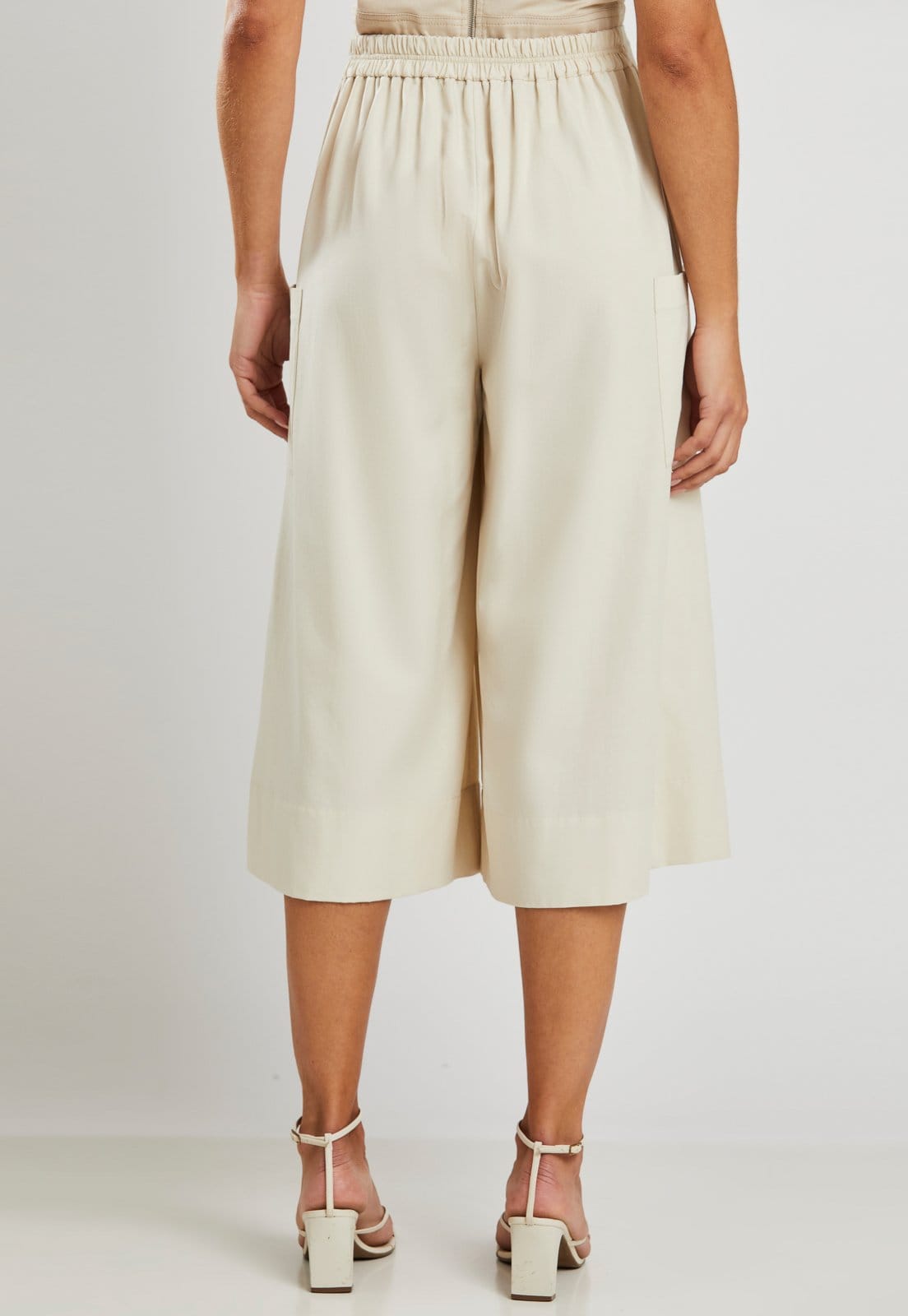 Vista 2 Calça Pantalona Transpassada Miss Joy 8482 Pantacourt Areia MISS BY JOY bege