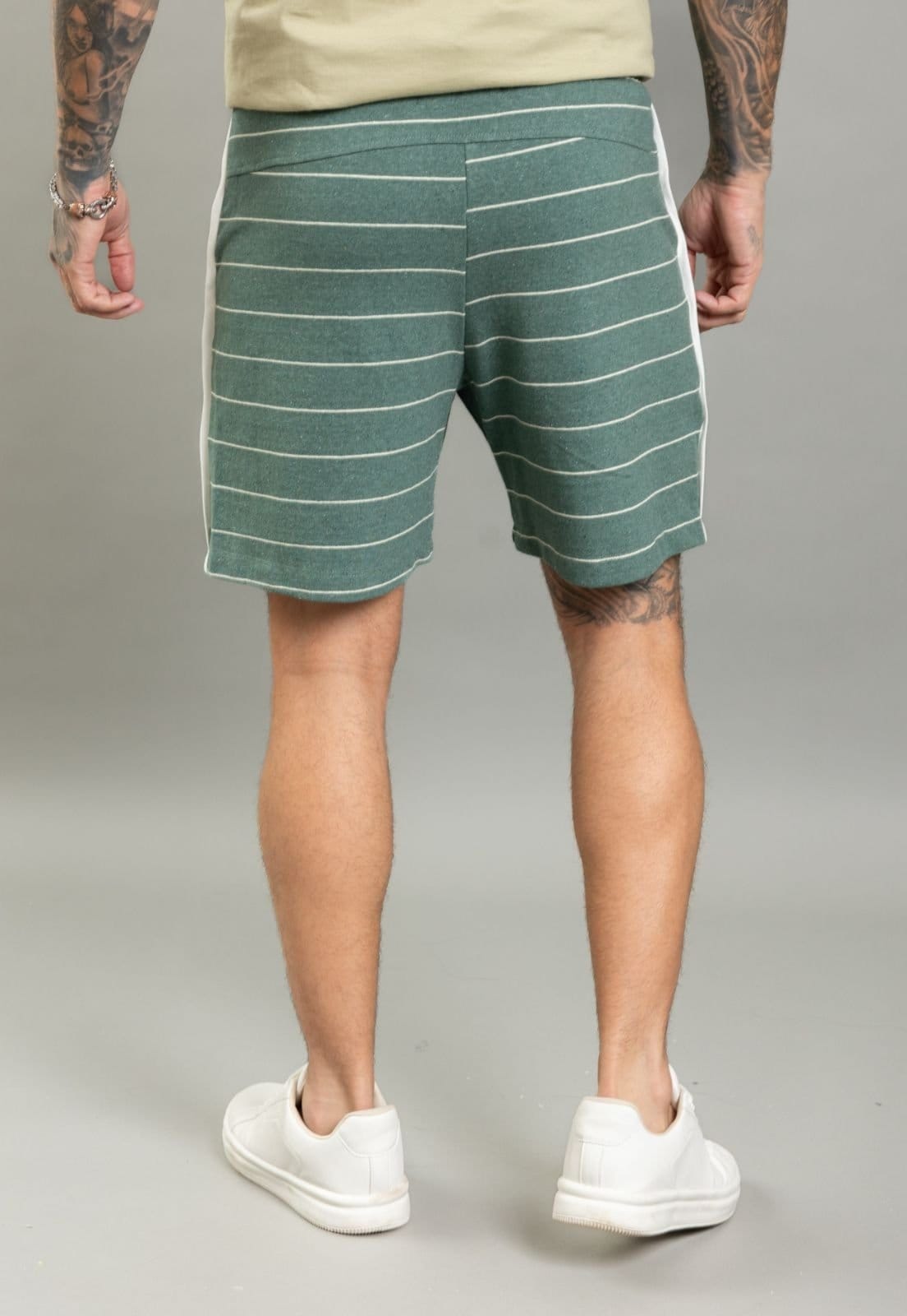 Vista 2 Bermuda Moletom Masculina Listrada com Cordão Dialogo Dialogo Jeans verde