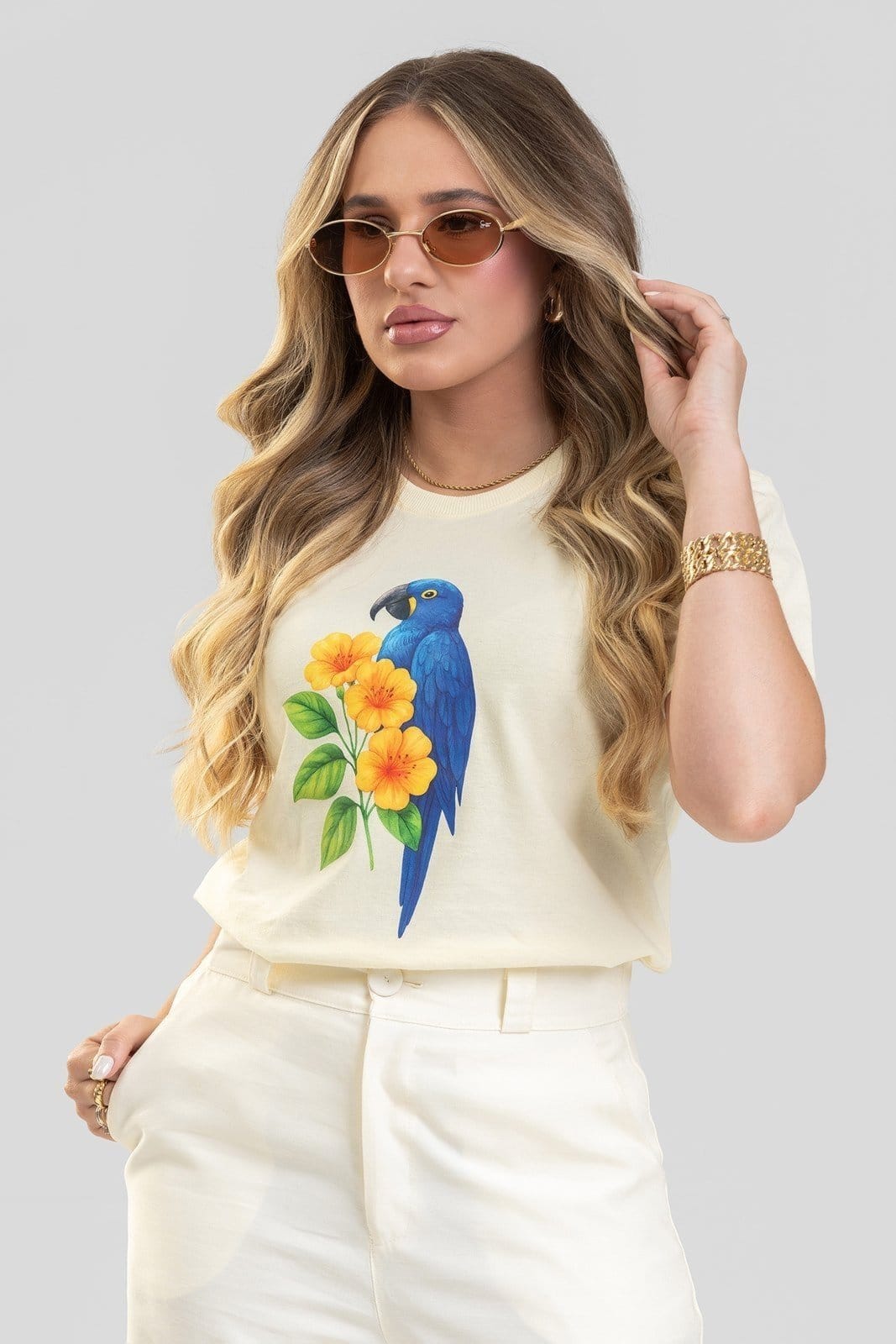 Camiseta Feminina Cianitas Amarela Estampa Arara Azul com Flores