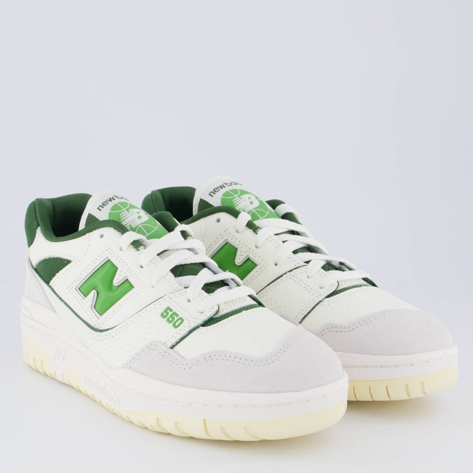 Vista 2 Tênis New Balance 550 Off White e Verde New Balance branco white