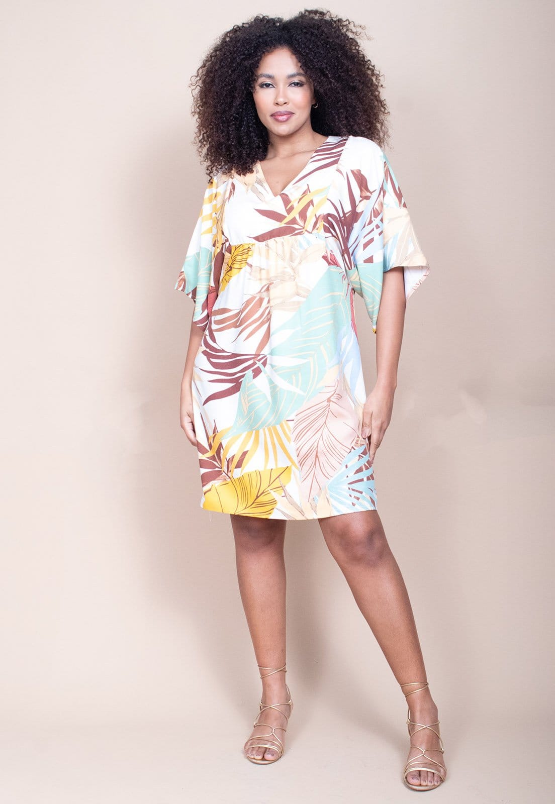 Vista 2 Vestido Curto Cabana Free Pequi Aurora Suave Cabanafree amarelo/bege/estampado