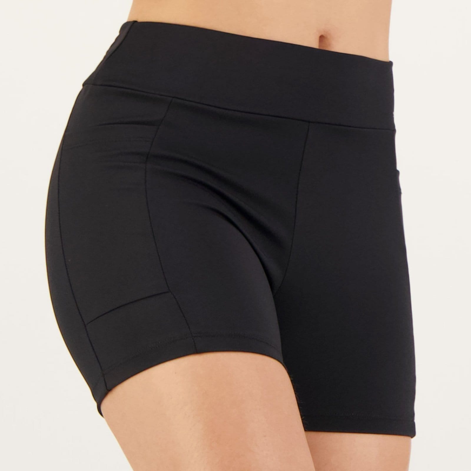 Vista 2 Shorts Selene com Bolso Feminino SELENE preto