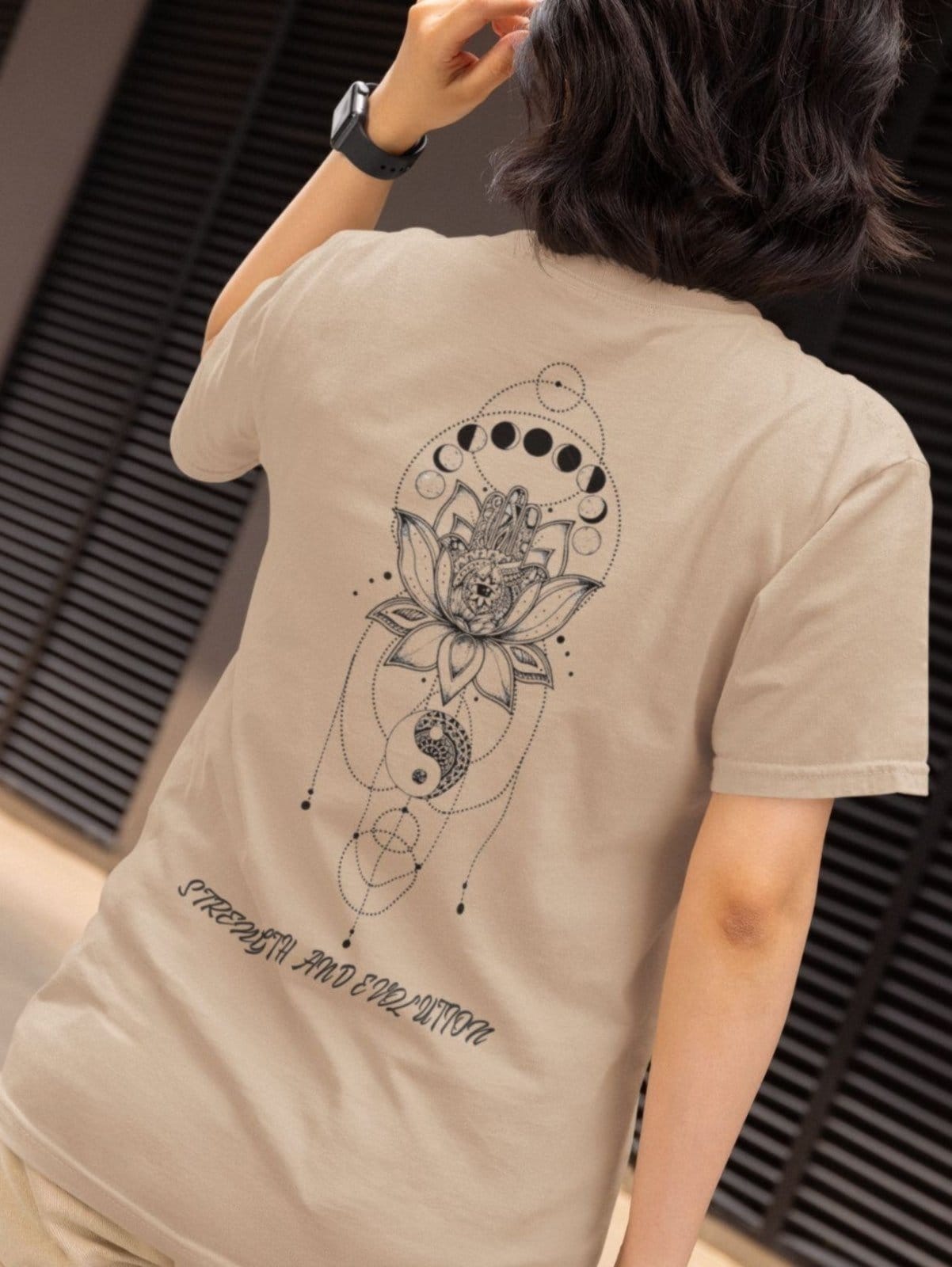 Vista 2 Camiseta Básica Feminina GuGi Flor De Lótus Yin Yang Nas Costas E Frente Caqui Gugi cáqui caqui