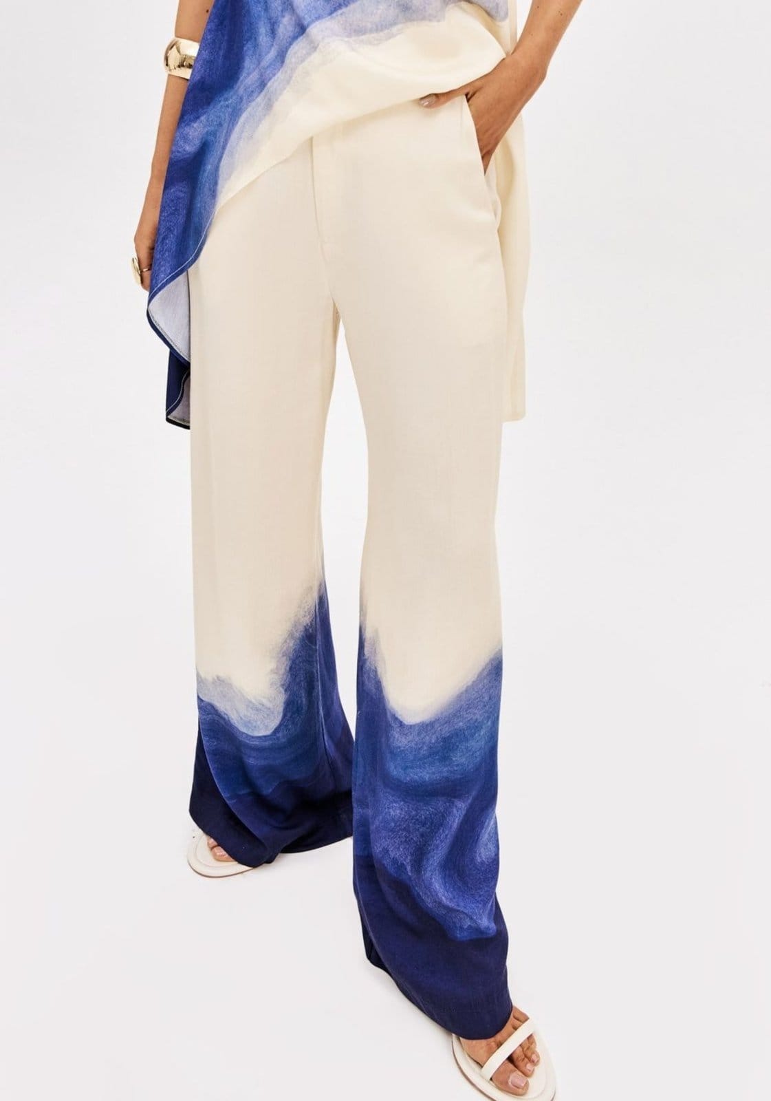 Vista 2 Calça Wide Leg Cintura Alta Estampada Lança Perfume azul