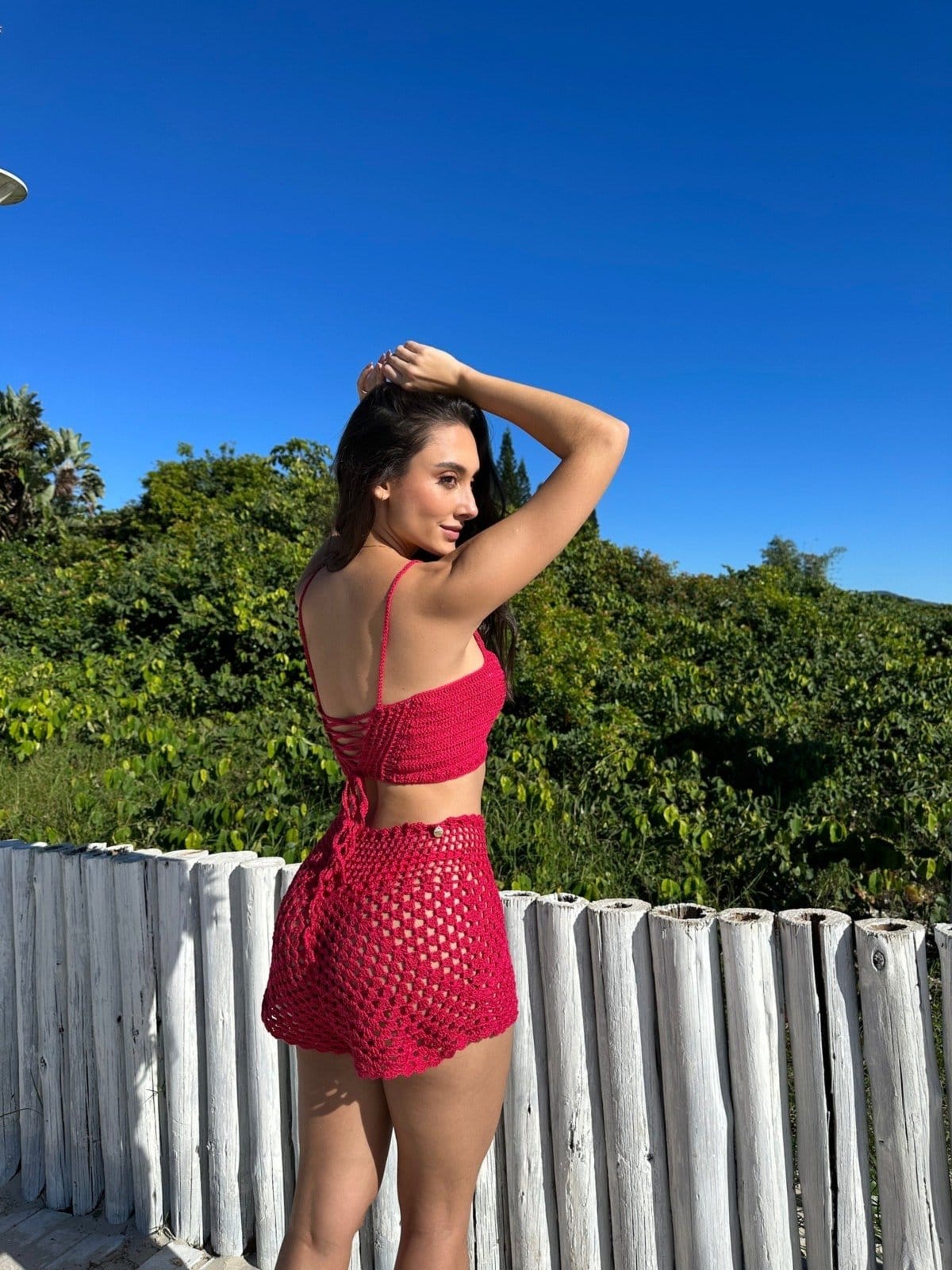Vista 2 Conjunto de Crochê Maitê (Top + Shorts) Pitaia Beachwear Cherry Pitaia Beachwear vermelho