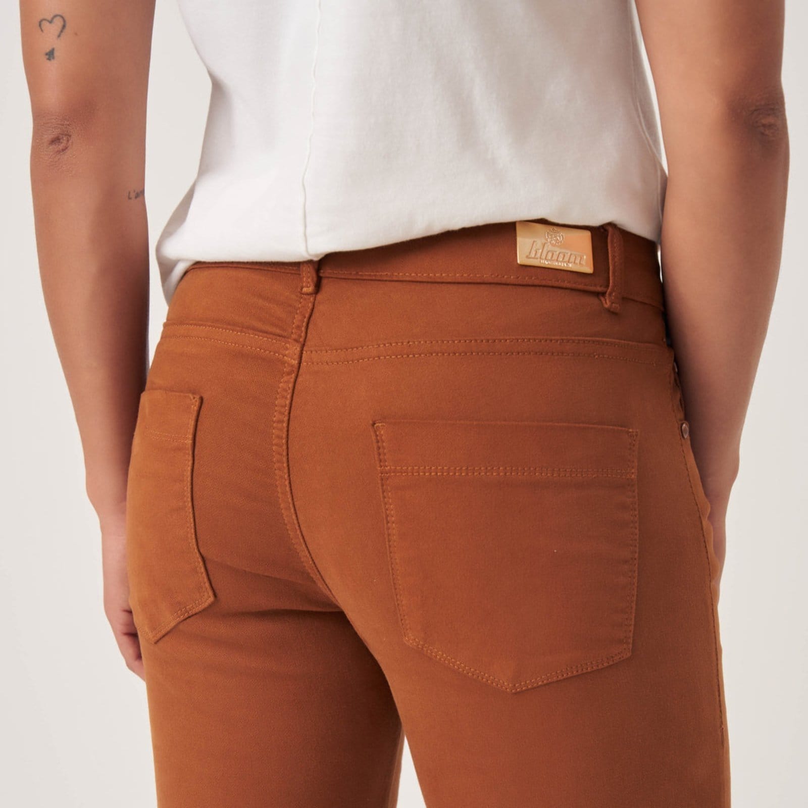 Vista 2 Calça Jeans Color Reta Judy Barra a Fio Terroso Bloom marrom