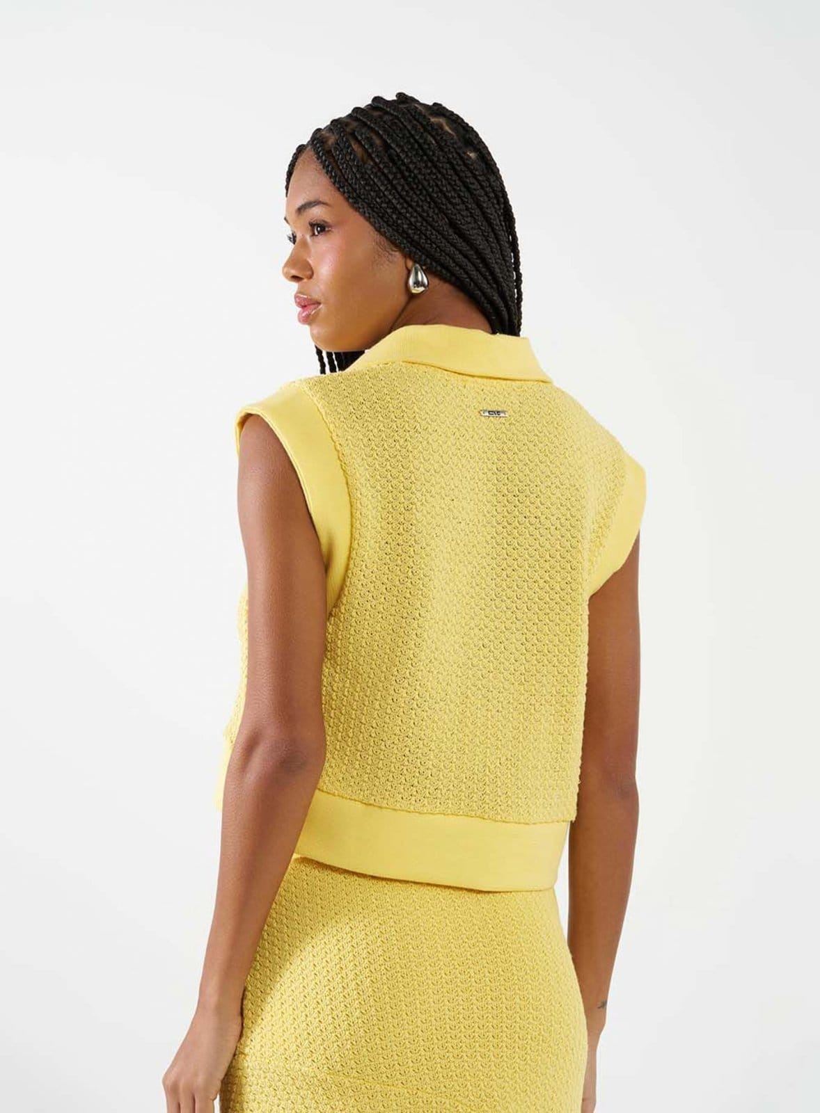 Vista 2 Blusa Polo Tricô Cropped sem Mangas Colcci CLC Cornish Colcci CLC amarelo