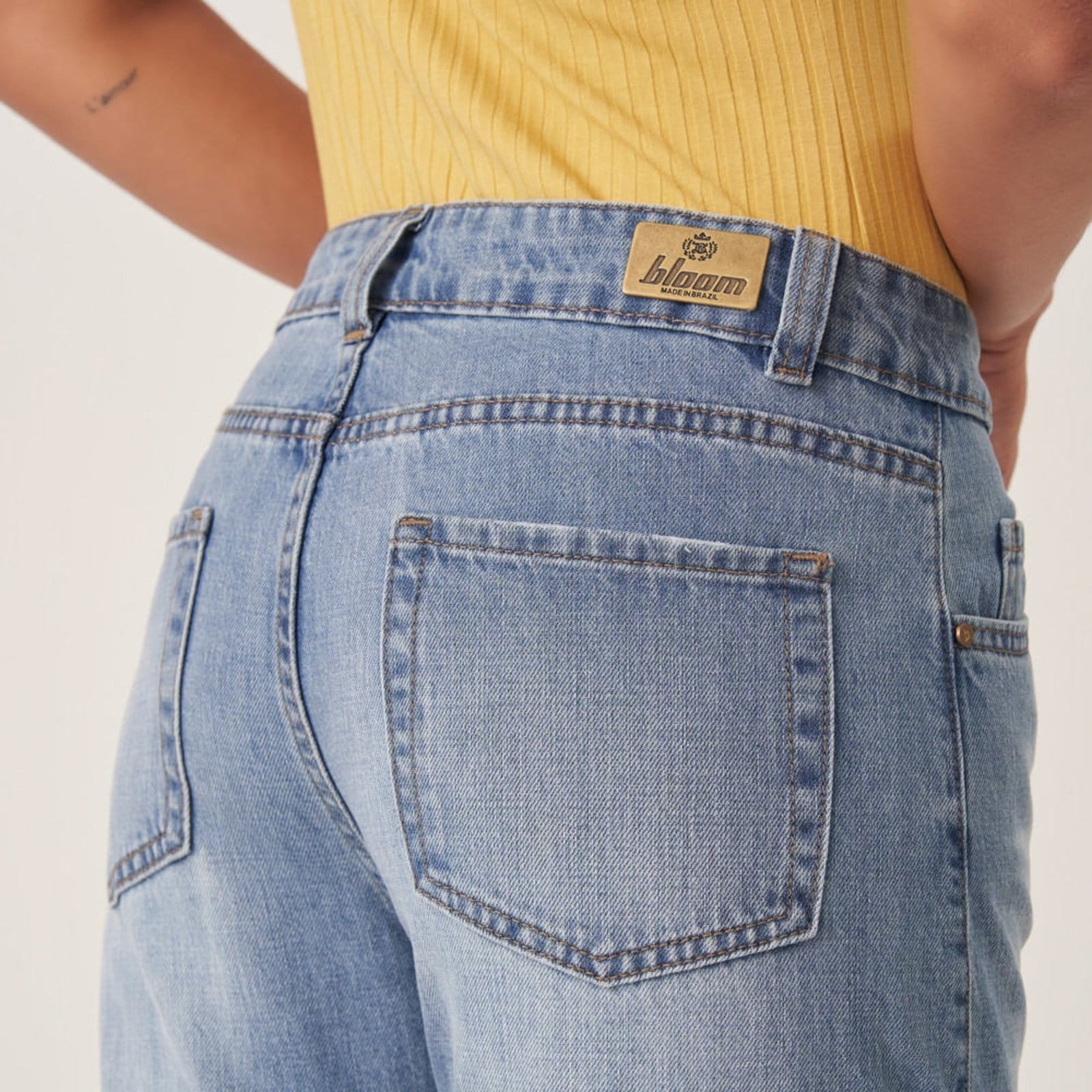 Vista 2 Calça Jeans Mom Capri Cintura Alta Claro Bloom azul