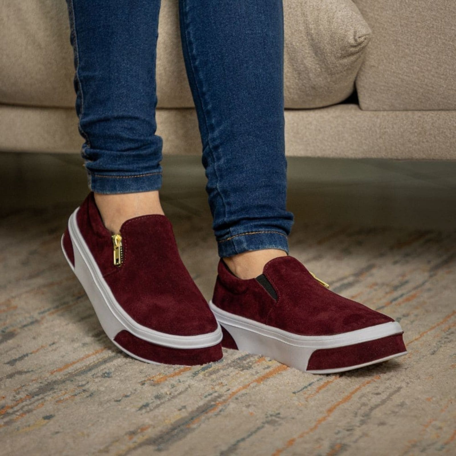 Vista 2 Slip On GuGi Feminino Em Camurça Sola Baixa Leve Conforto Para O Dia A Dia Bordô Gugi onça