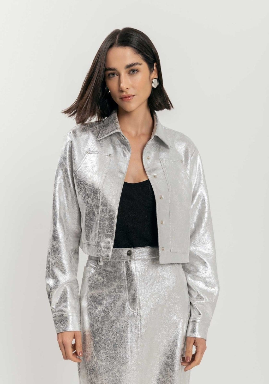 Jaqueta Curta Com Bolsos E Botões Em Suede Metalizado
