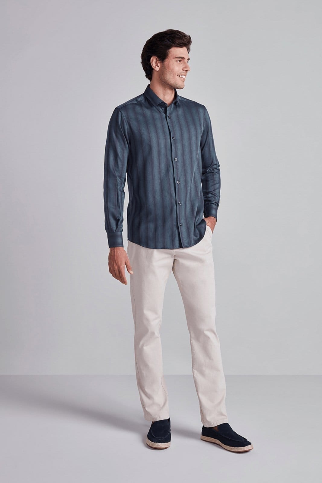 Vista 2 HIGHSTIL Camisa Slim Fit Listrada Chumbo HIGHSTIL cinza