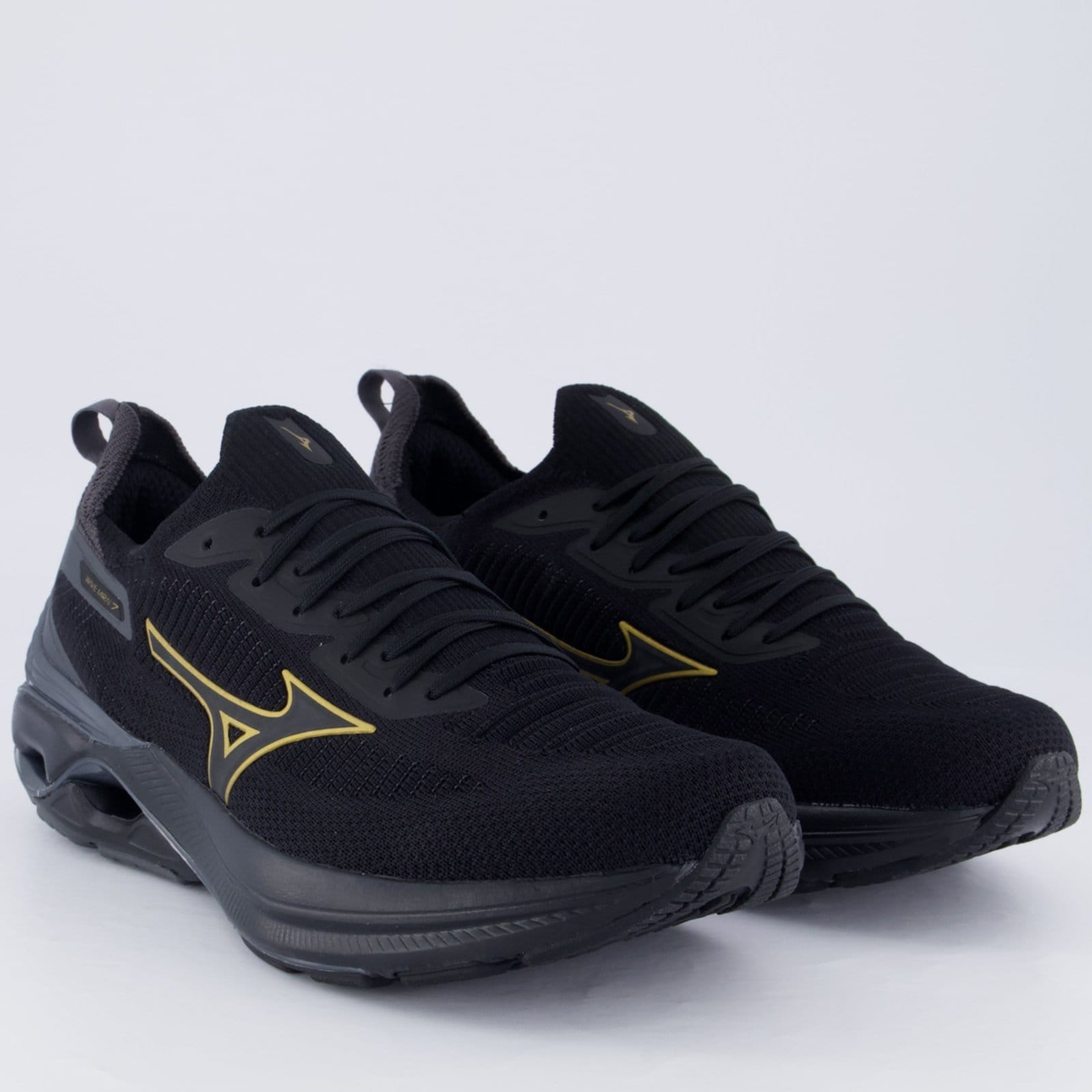 Vista 2 Tênis Mizuno Wave Mirai 7 e Dourado Mizuno preto