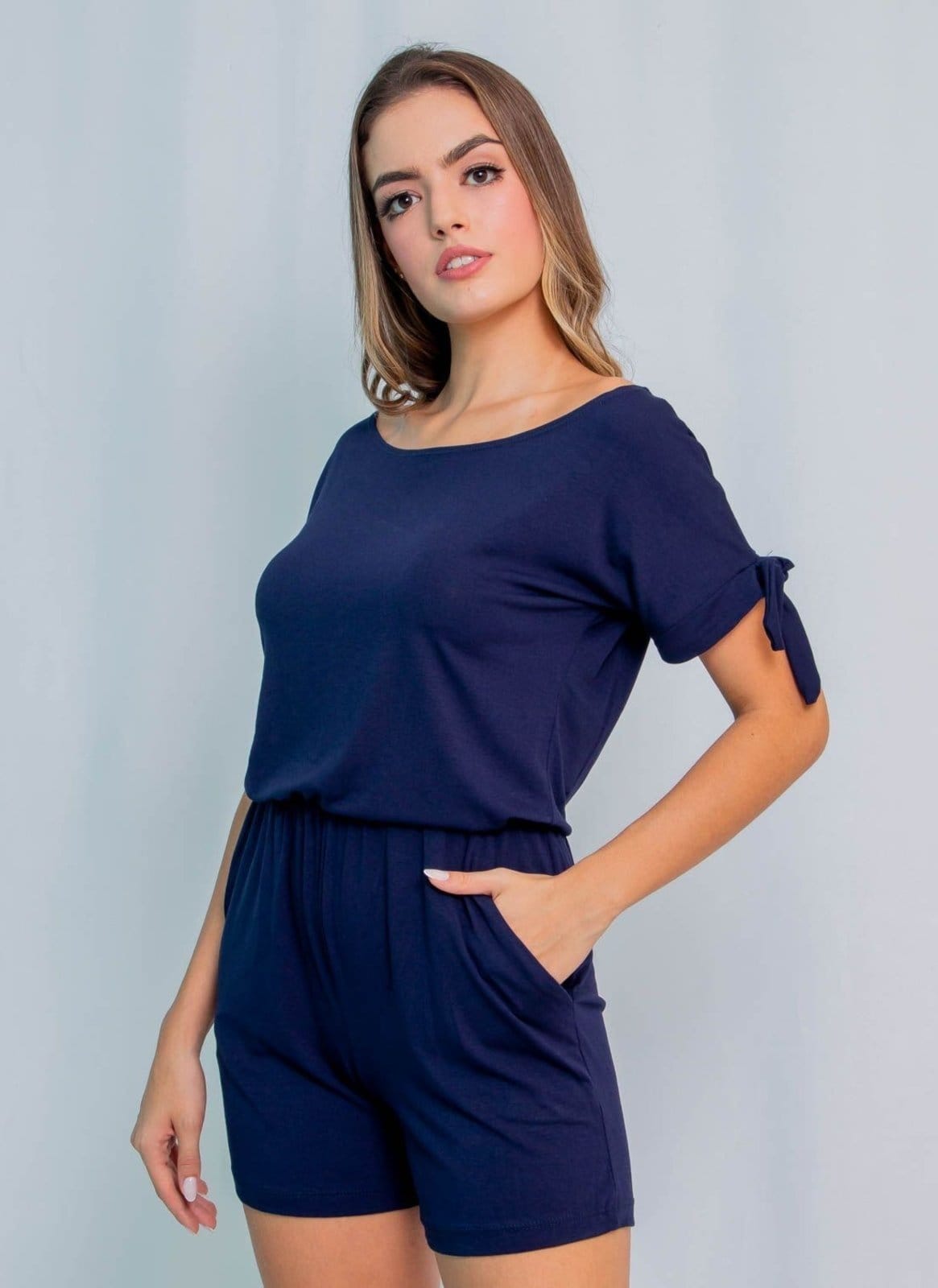 Vista 2 Macaquinho Decote Canoa Maria Paes azul marinho