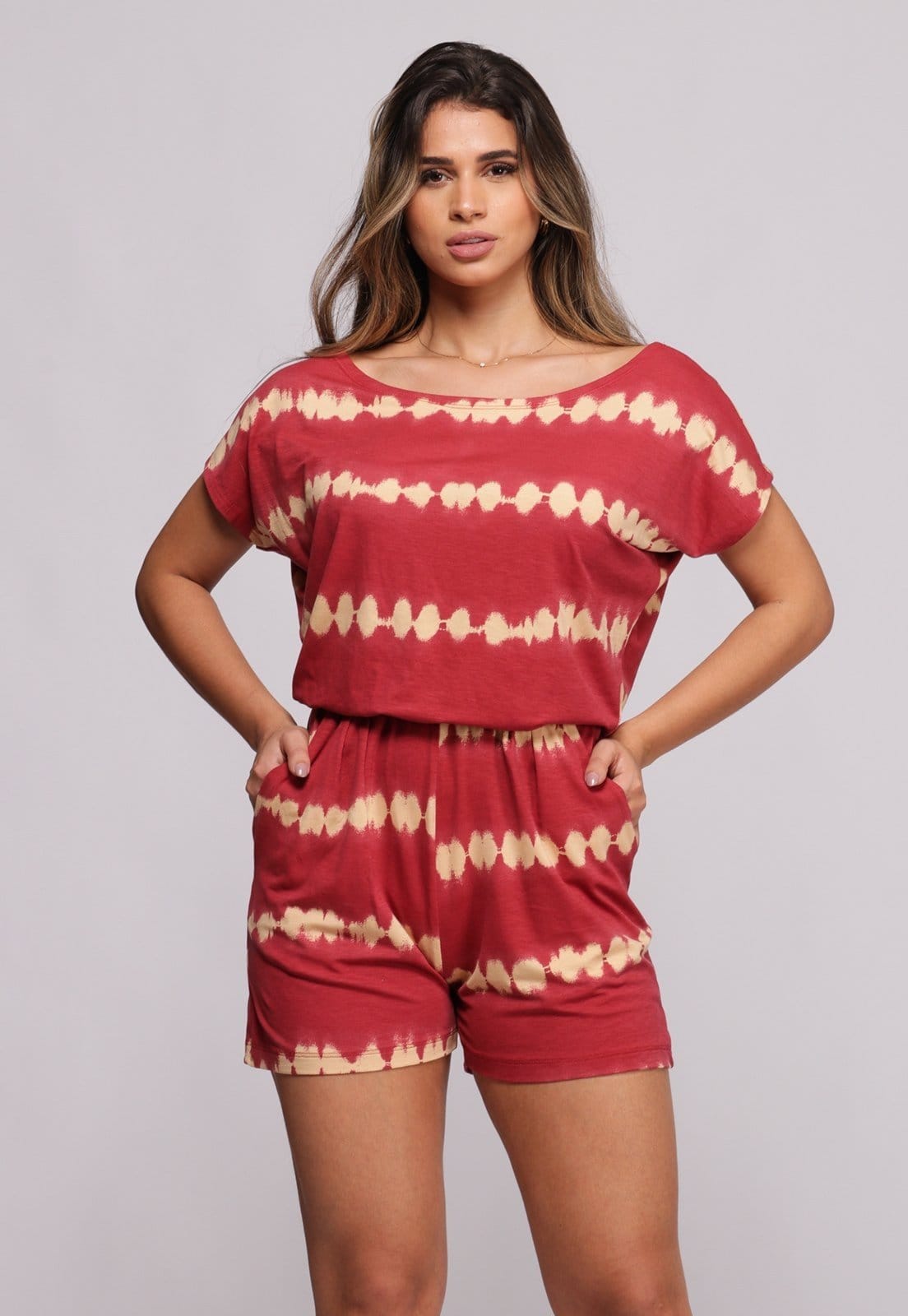 Macaquinho Decote Canoa B’Bonnie Mila Tie Dye Vermelho