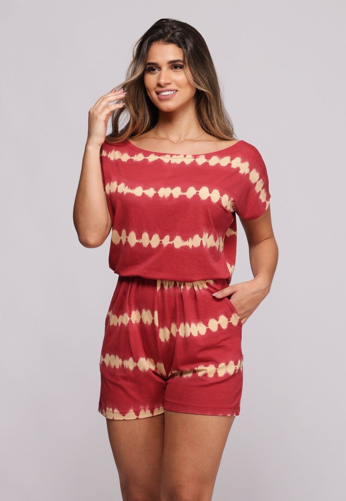 Vista 2 Macaquinho Decote Canoa B’Bonnie Mila Tie Dye Vermelho B'Bonnie estampado