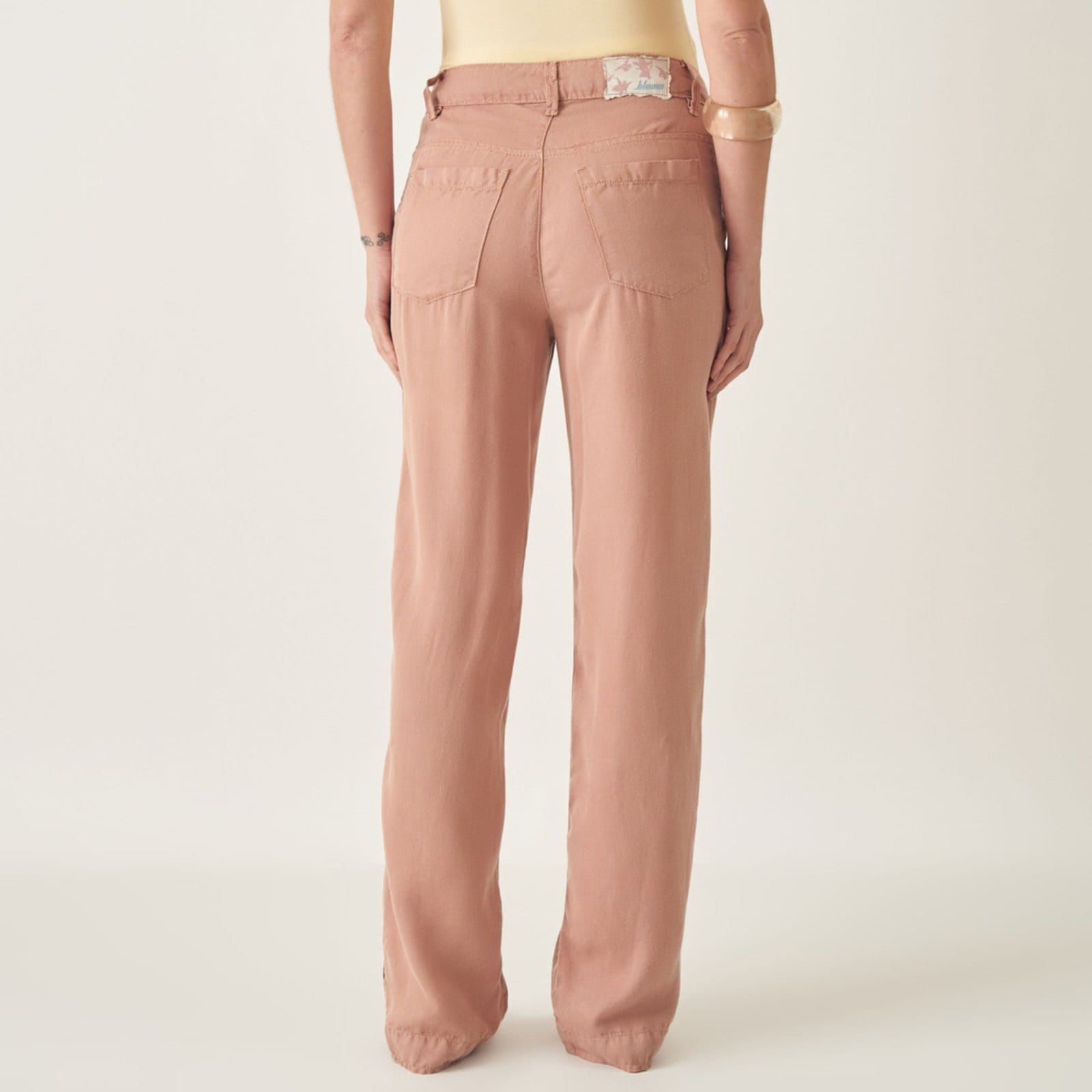 Vista 2 Calça Reta Tencel Color com Pregas Bloom bege