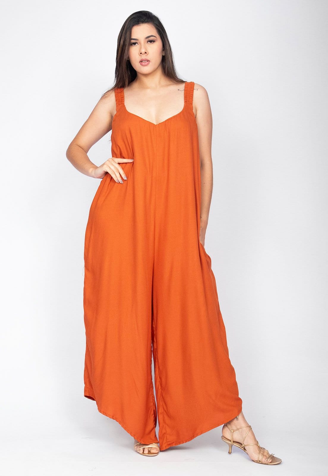 Vista 2 Macacão Saruel Viscose Alça com Elástico Terracota Amazonia Vital cobre