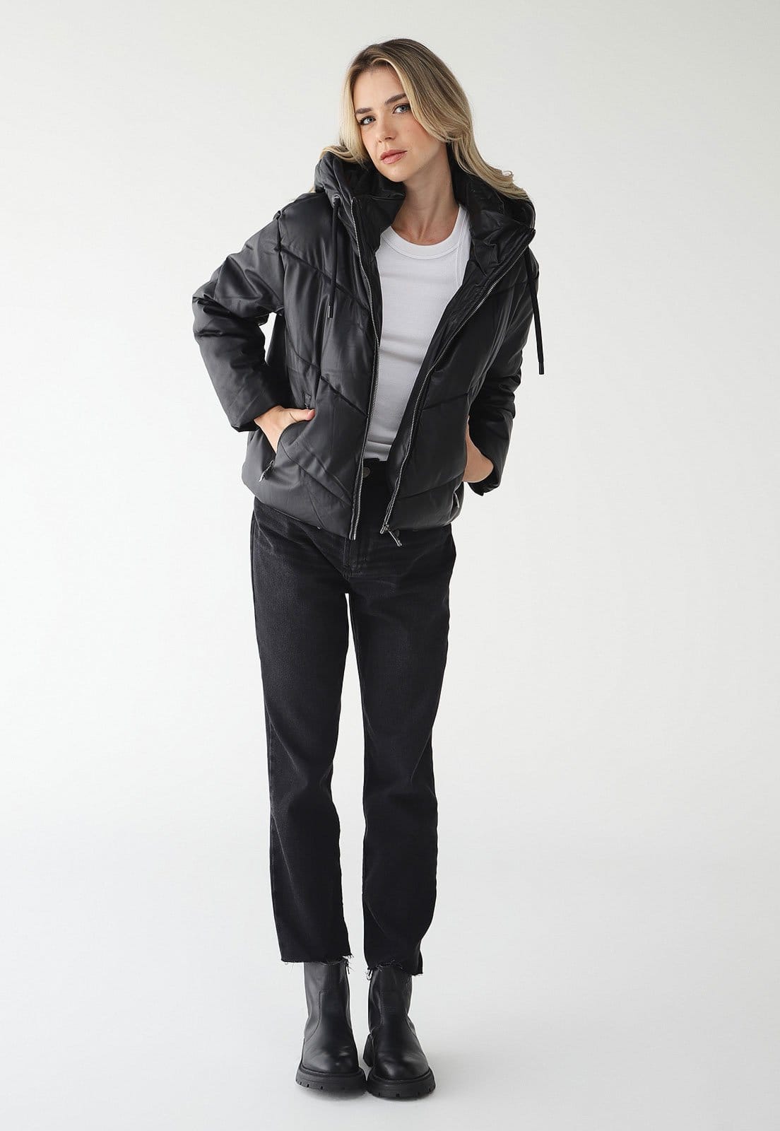 Vista 2 Jaqueta Puffer Facinelli PU Matelassê Com Capuz Preta Facinelli preto