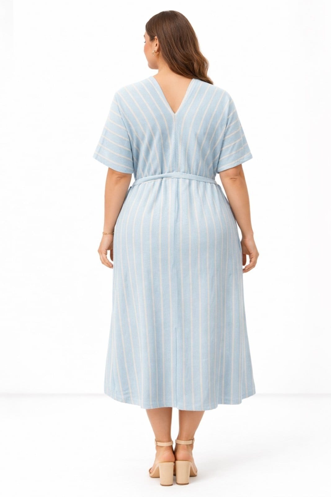 Vista 2 Vestido Midi Listrado Plus Size com Bolsos e Amarração Summer Body azul