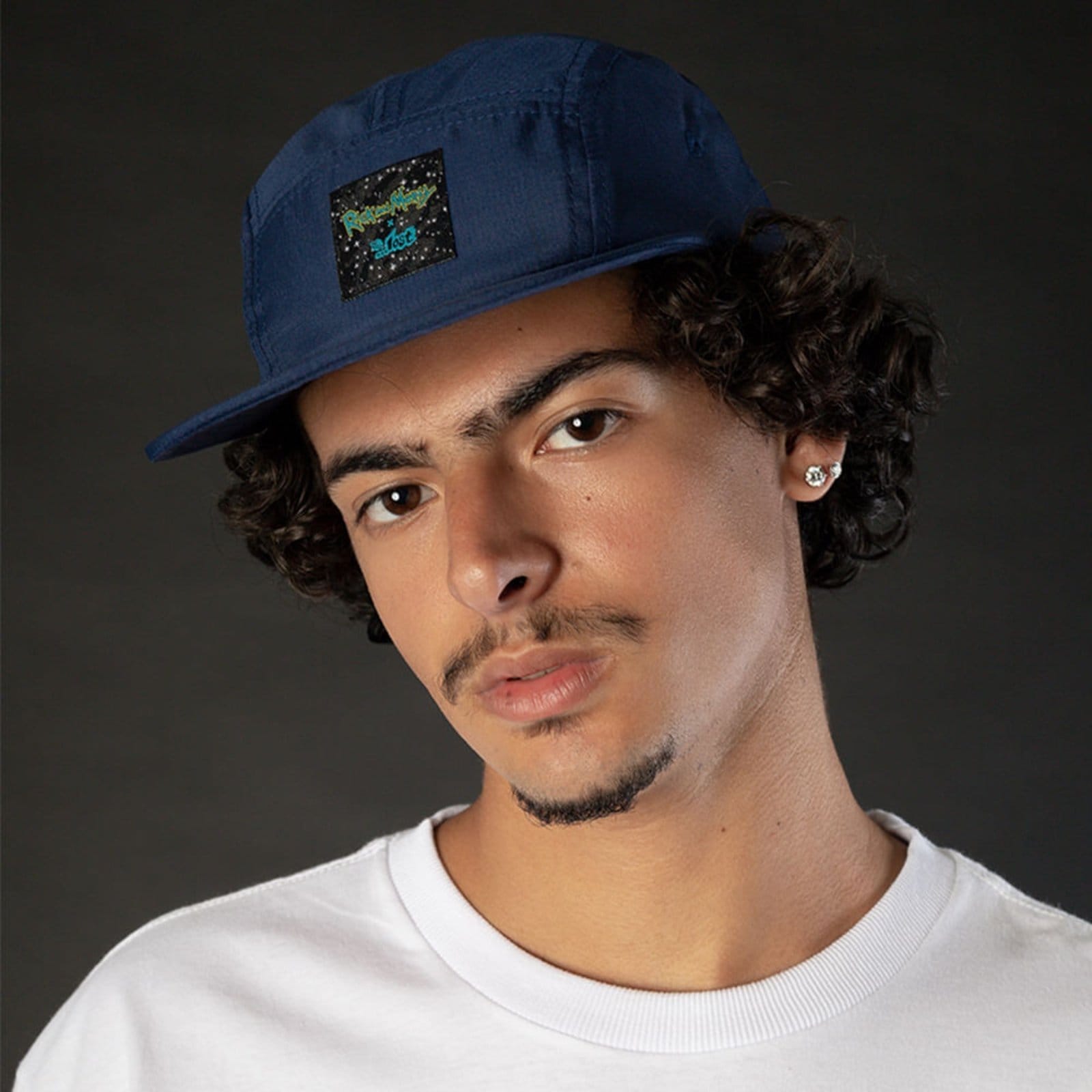 Vista 2 Boné 5 Pannel Lost X Rick and Morty Lost azul