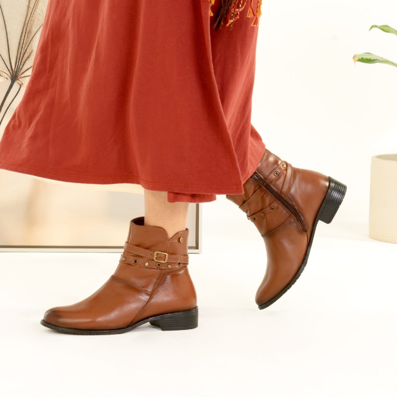 Vista 2 Bota Cano Médio Feminina 100% Couro Genuíno Sola Borracha Zíper Lateral Conhaque FRANCA GRIFFE marrom