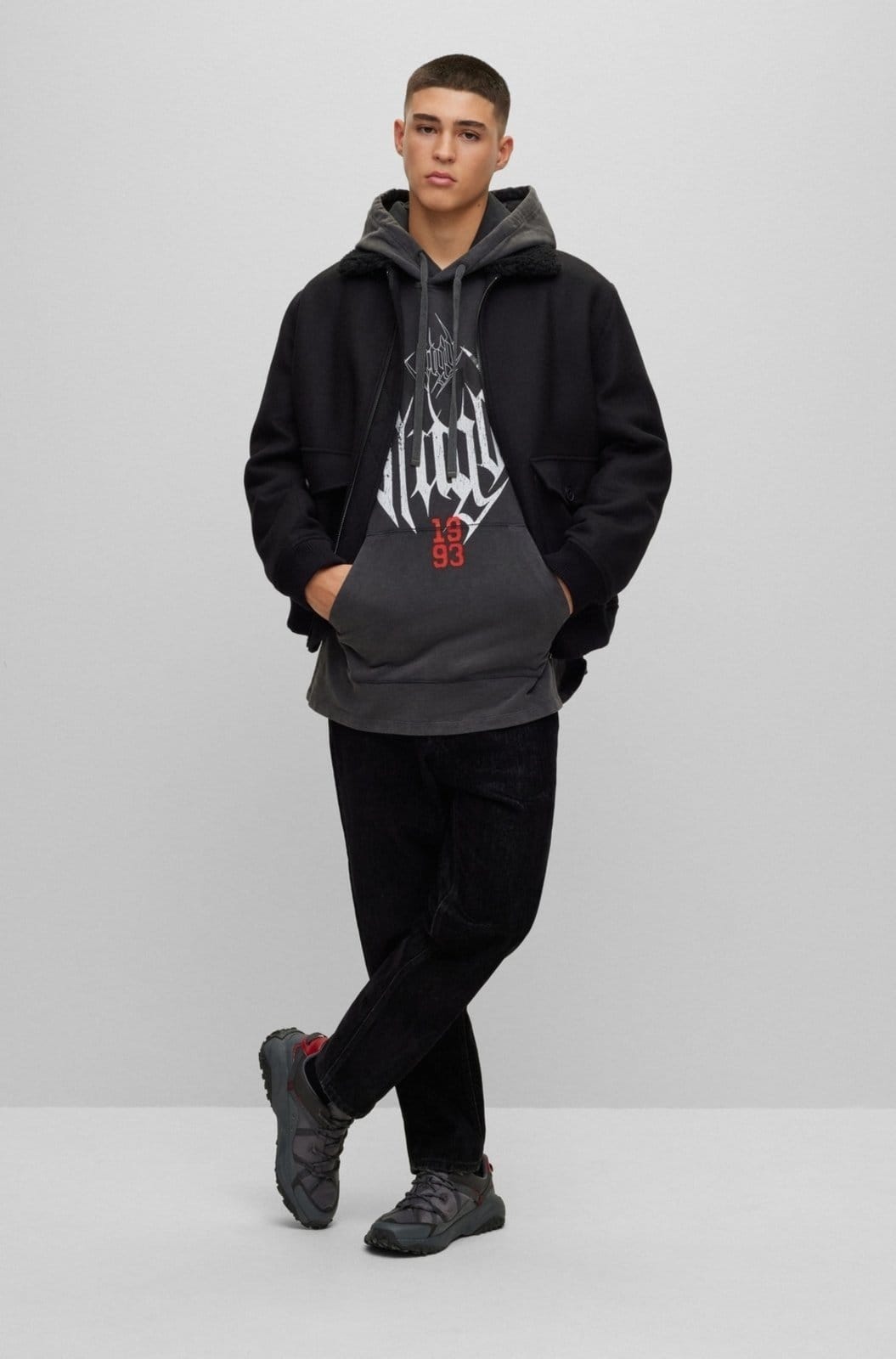 Vista 2 Moletom Com Capuz De Tecido Francês De Tamanho Grande Com Arte Inspirada Em Uma Banda HUGO azul