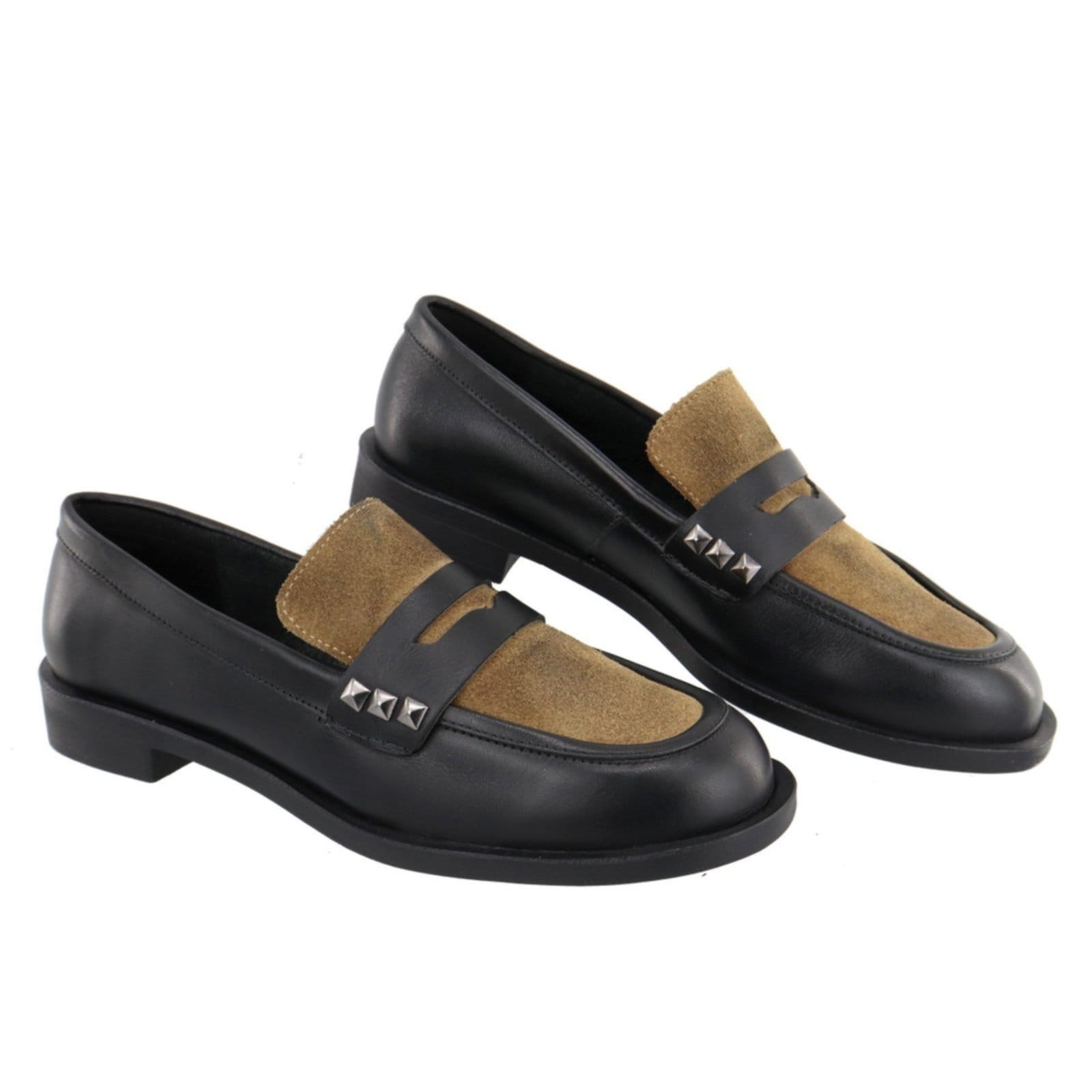 Mocassim Feminino Pirâmide Em Couro Flat Casual com Maria Paula