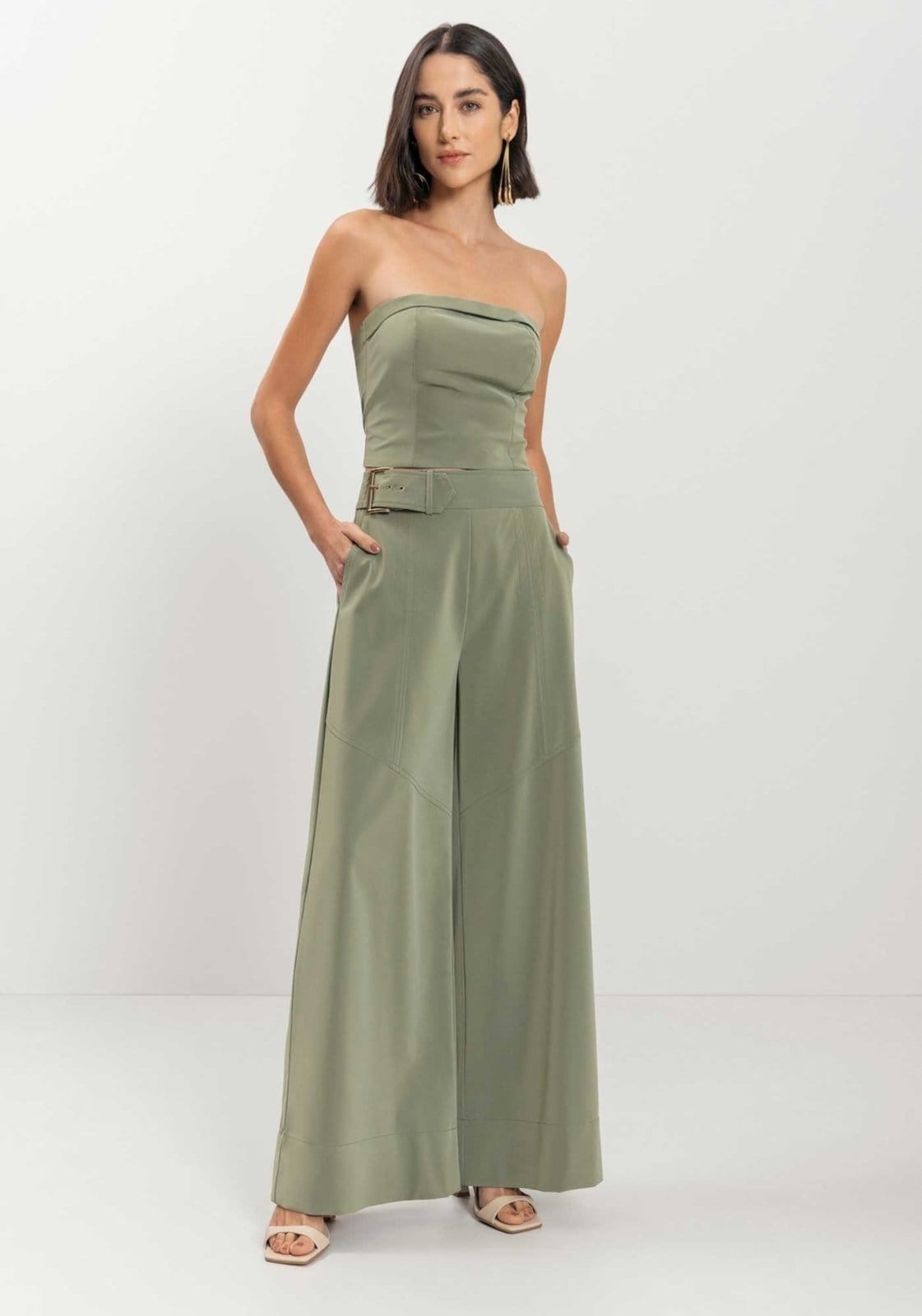 Calça Reta Com Cintura Alta E Fivela No Cós