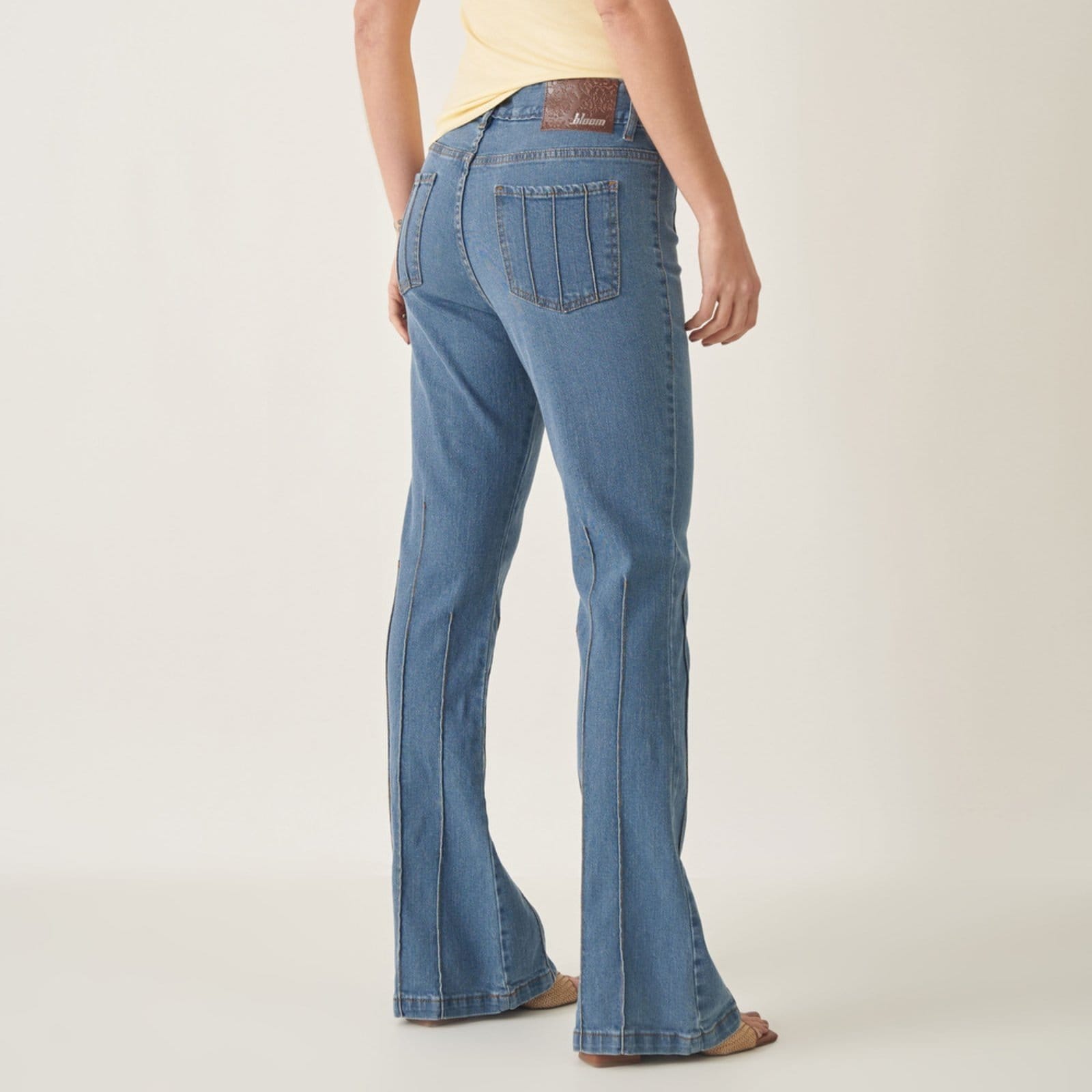 Vista 2 Calça Jeans Flare Cintura Alta com Nervuras Bloom azul