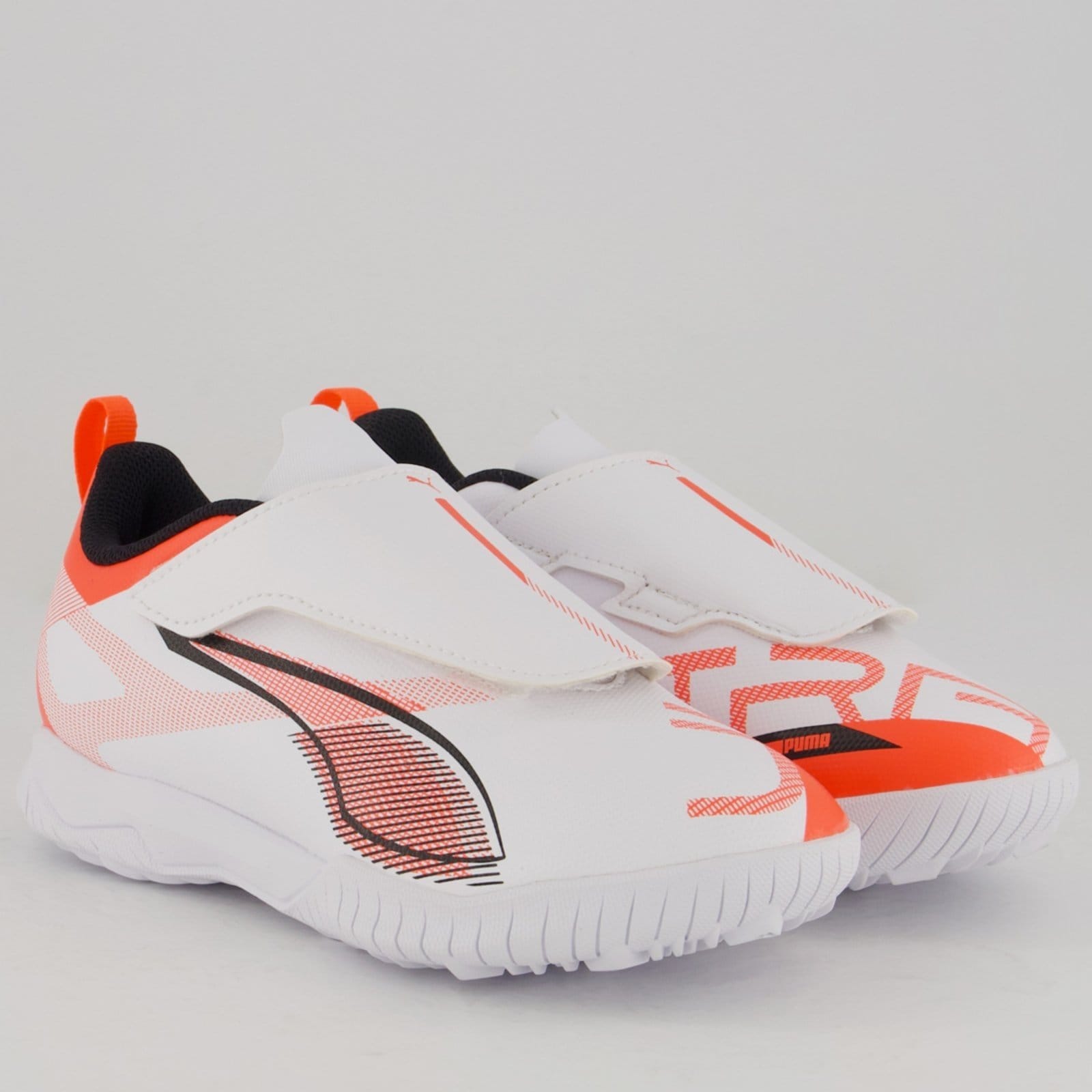 Vista 2 Chuteira Puma Ultra 5 Play V TT Society Branca e Laranja Puma branco