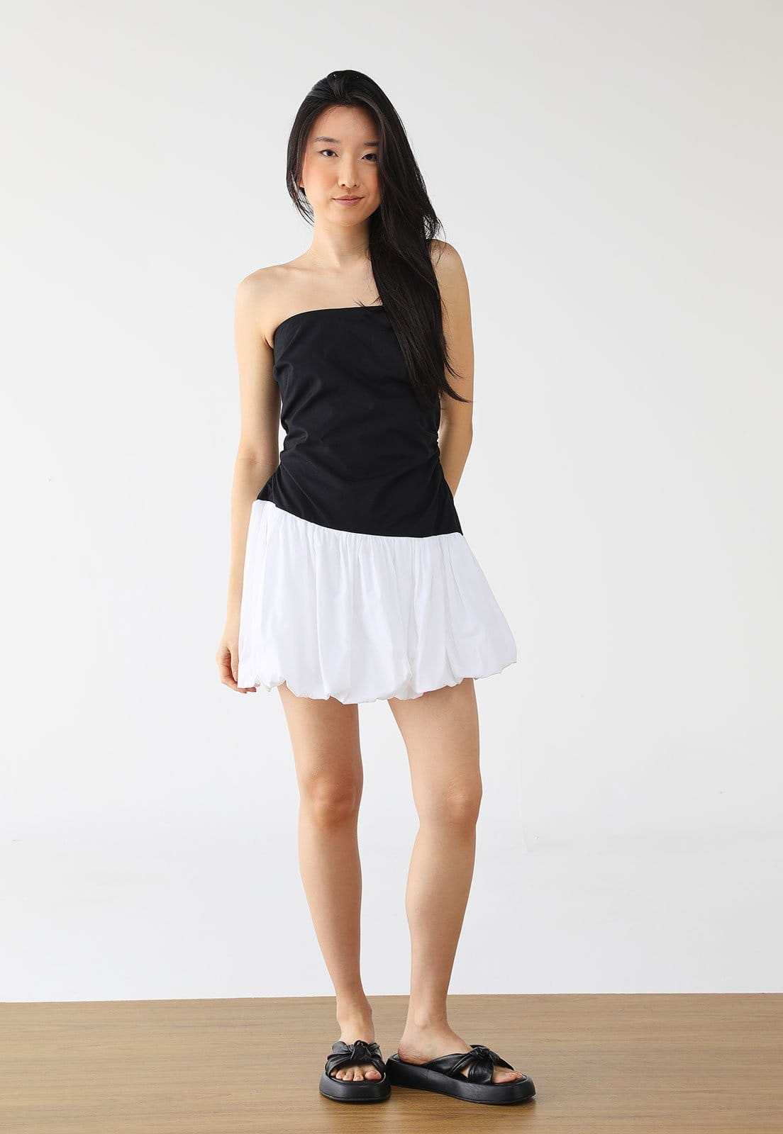 Vista 2 Vestido FARM Curto Balonê Sem Alça FARM preto