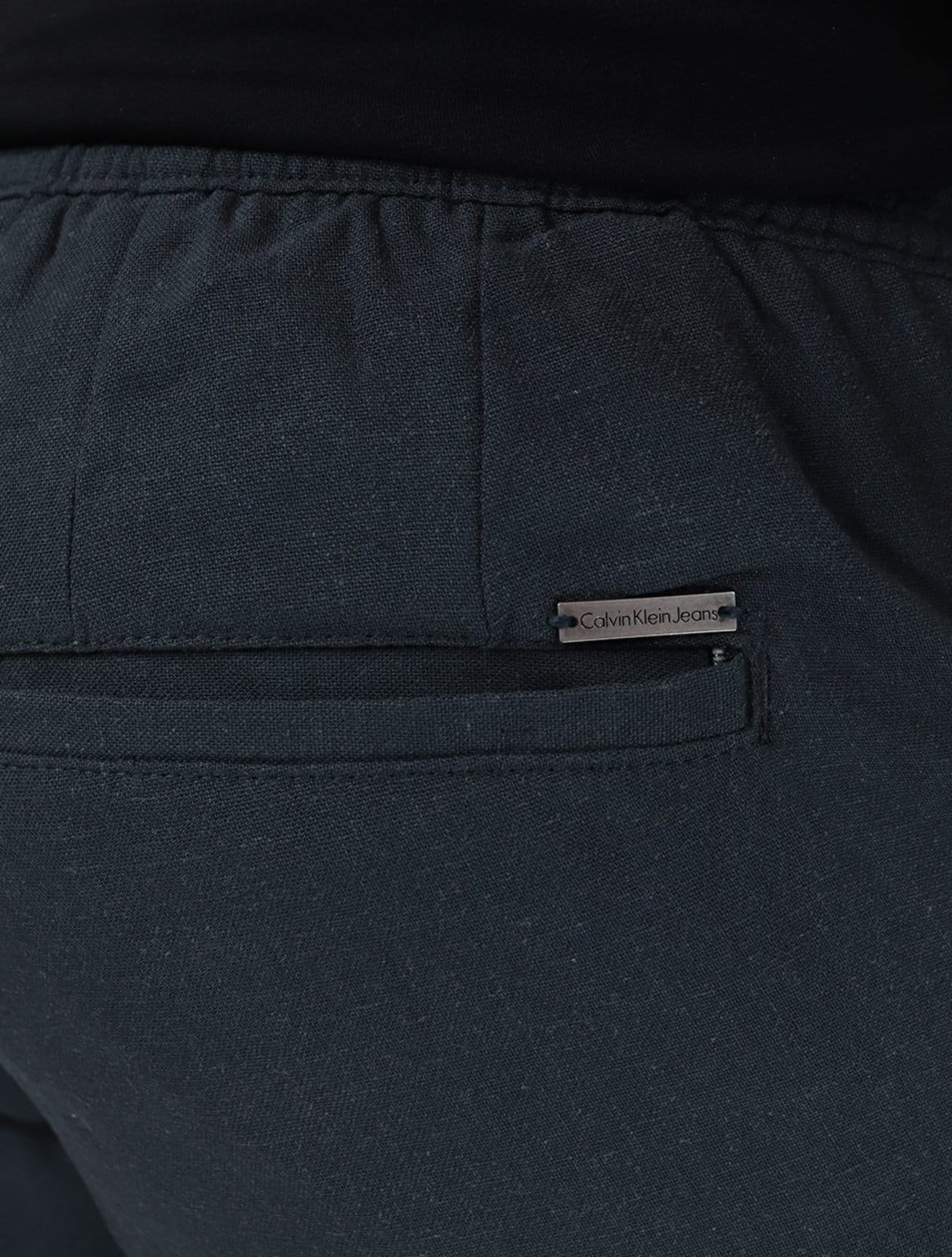 Vista 2 Bermuda Calvin Klein Jeans Masculina CK Mono Cargo Calvin Klein azul marinho