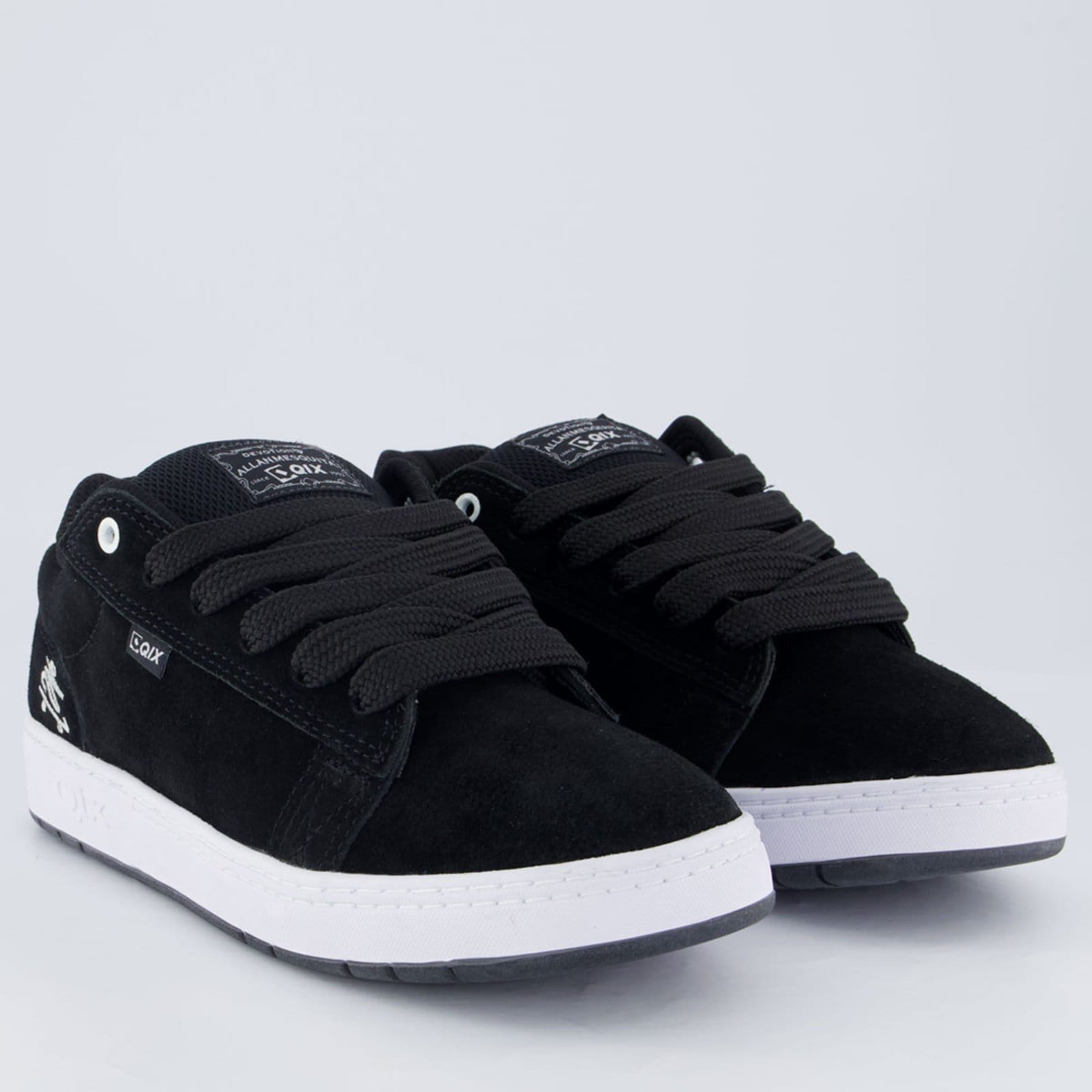 Vista 2 Tênis Qix Chorão Collab Allan Mesquita e Branco Qix preto