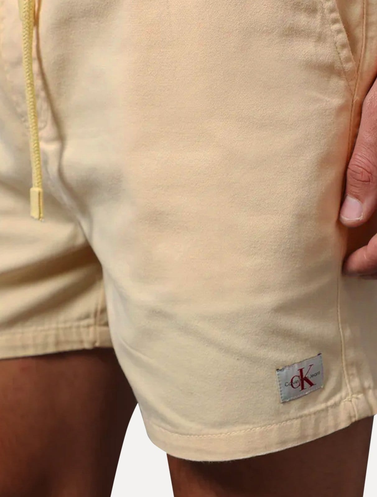 Vista 2 Short Calvin Klein Jeans Color Cós Elástico Claro Calvin Klein amarelo