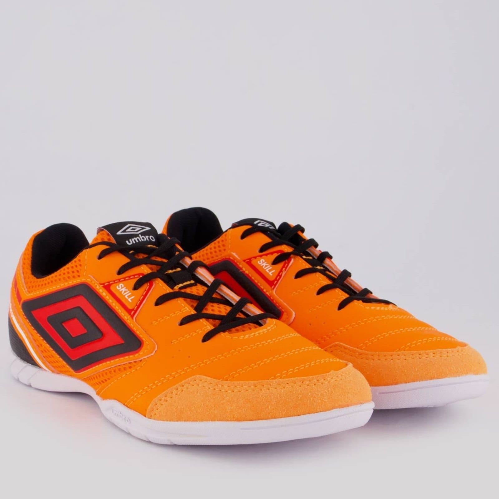 Vista 2 Chuteira Umbro Skill Futsal e Preta Umbro laranja