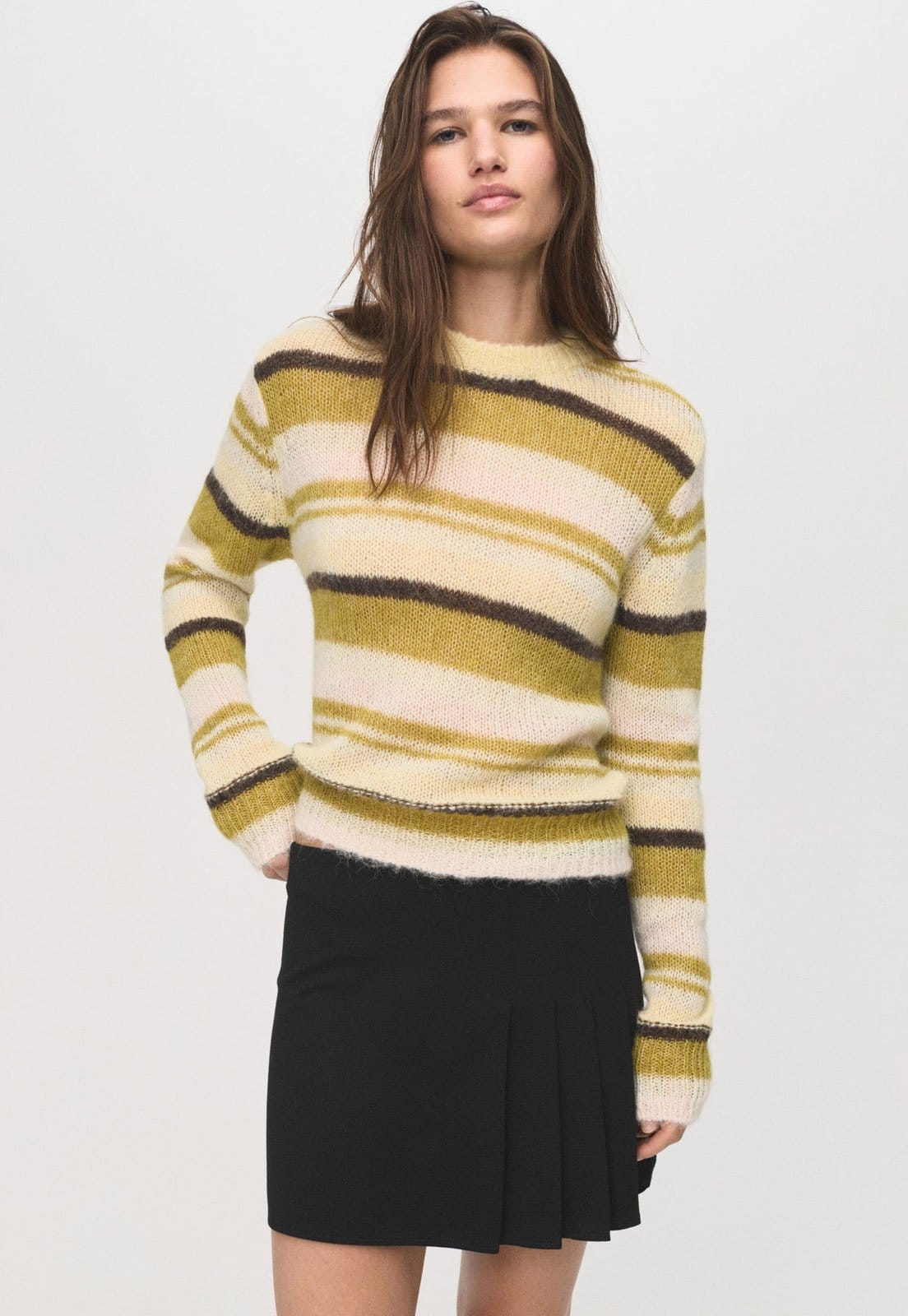 Saia Feminina Mango Curta Pregas Preta