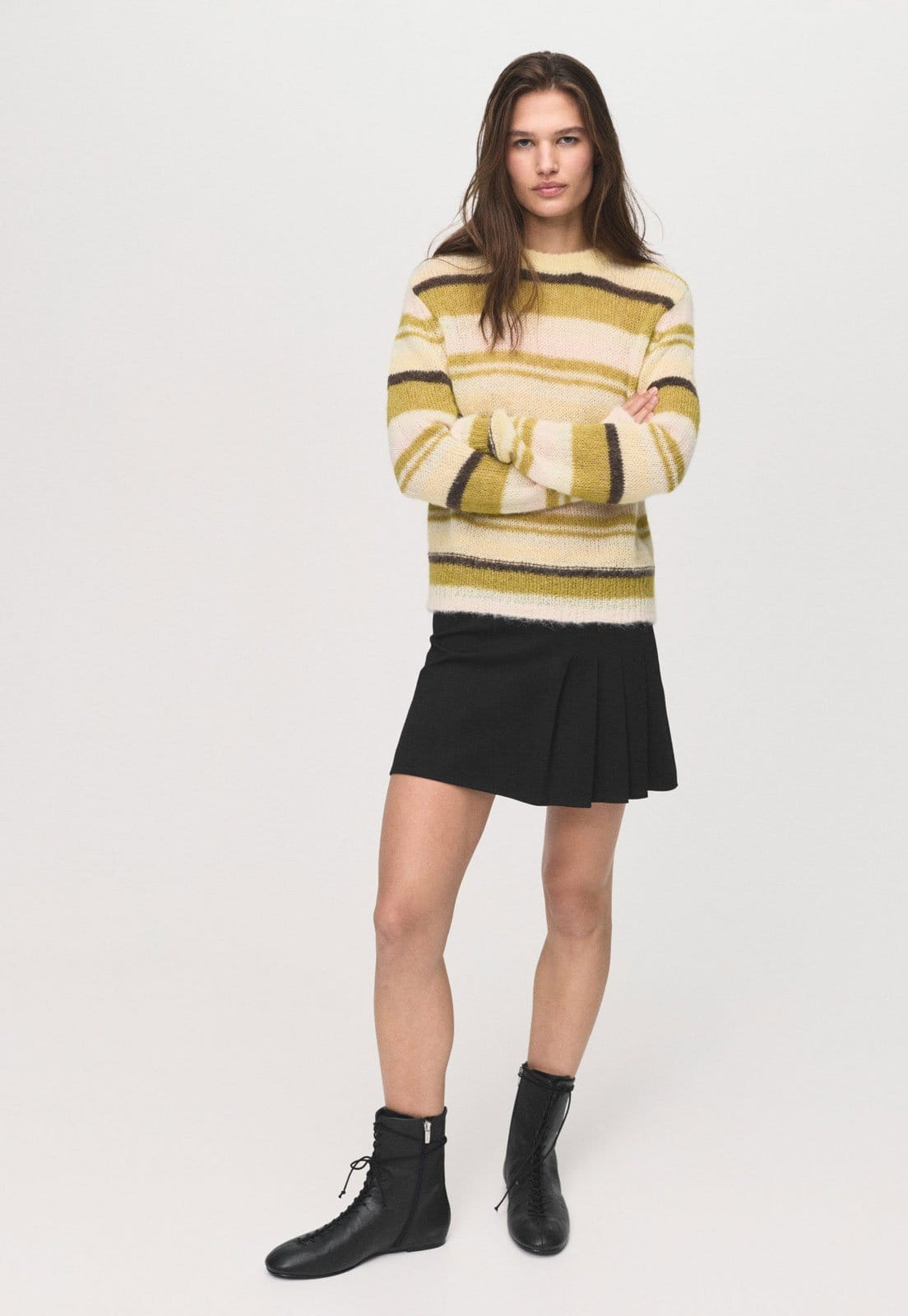 Vista 2 Saia Feminina Mango Curta Pregas Preta Mango preto