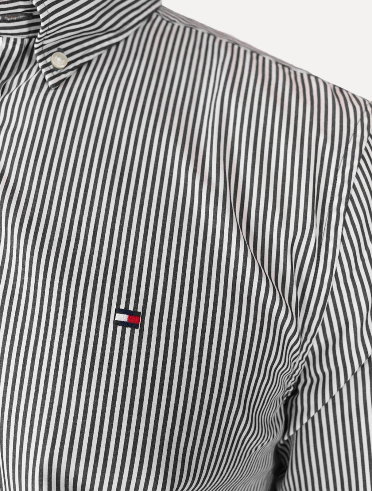 Vista 2 Camisa Tommy Hilfiger Masculina Regular THFlex Poplin Classic Stripe Preta Tommy Hilfiger preto