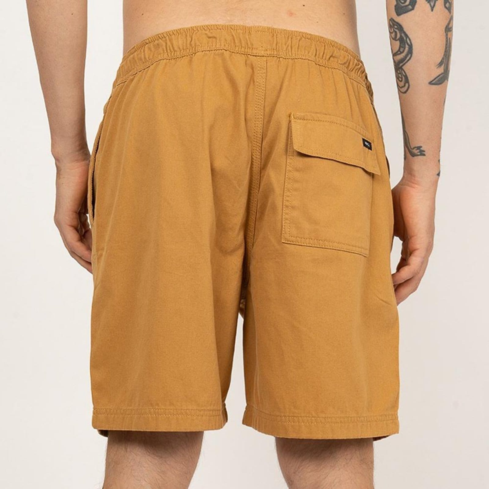 Vista 2 Bermuda RVCA Escape Elastic SM26 Masculina Mostarda RVCA amarelo