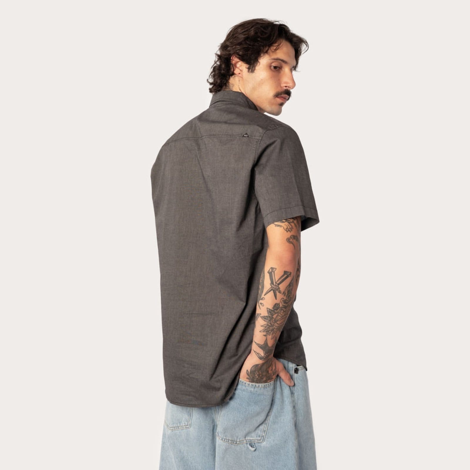 Vista 2 Camisa Regular Manga Curta MCD preto