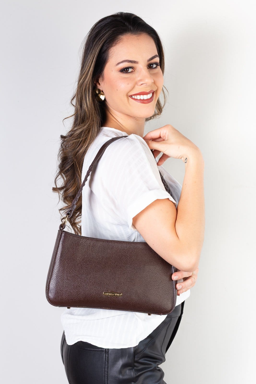 Vista 2 Bolsa de ombro em couro liso baguete Liah - Café Andrea Vinci vermelho